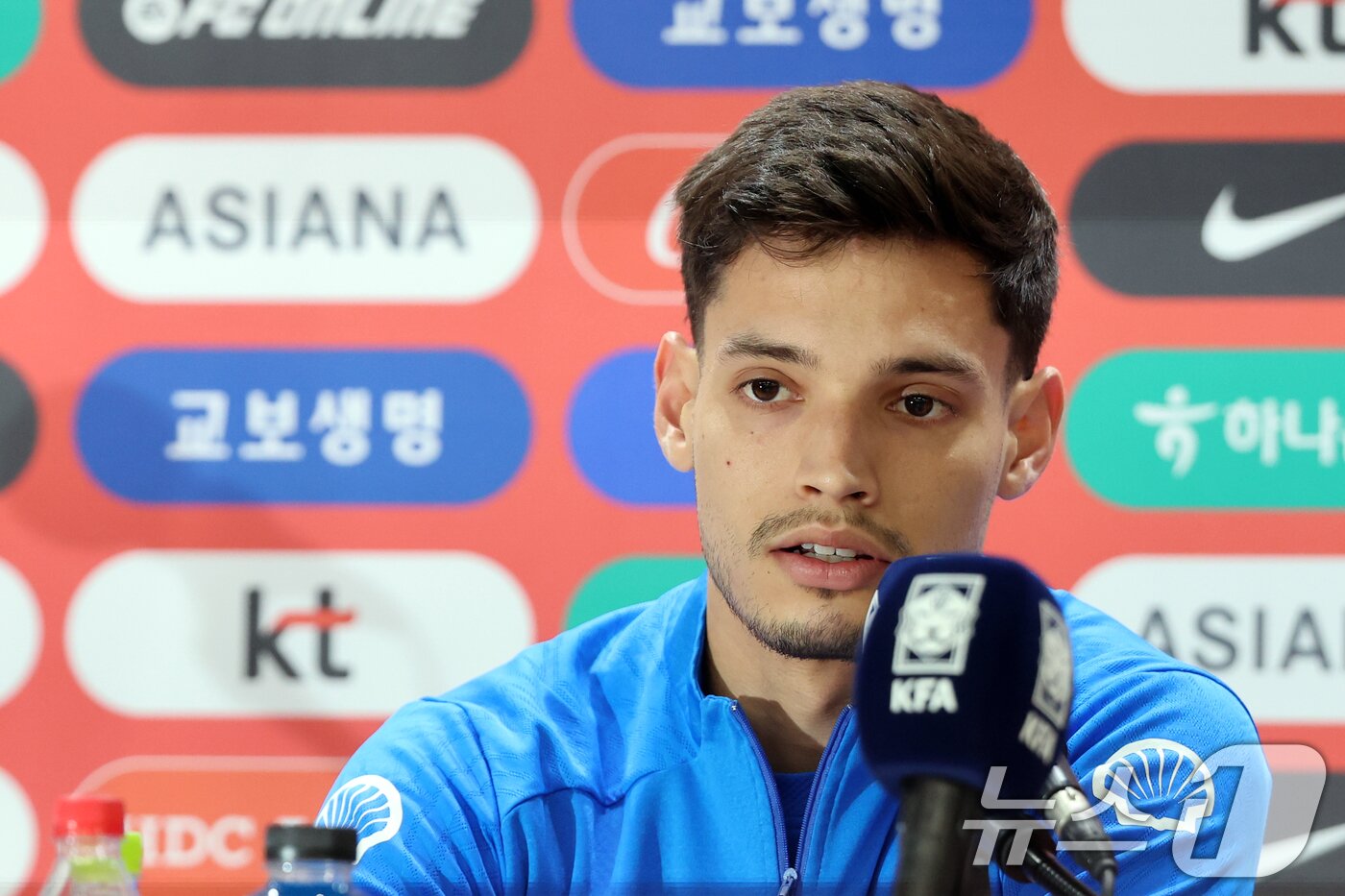 본문 이미지 - 파라과이 남자 축구 국가대표팀 다미안 보바디야가 13일 오후 경기도 고양시 일산서구 고양종합운동장 기자회견실에서 인터뷰를 하고 있다. 대한민국 축구대표팀은 오는 14일 오후 8시 서울월드컵경기장에서 파라과이와 평가전을 치른다. 2025.10.13/뉴스1 ⓒ News1 황기선 기자
