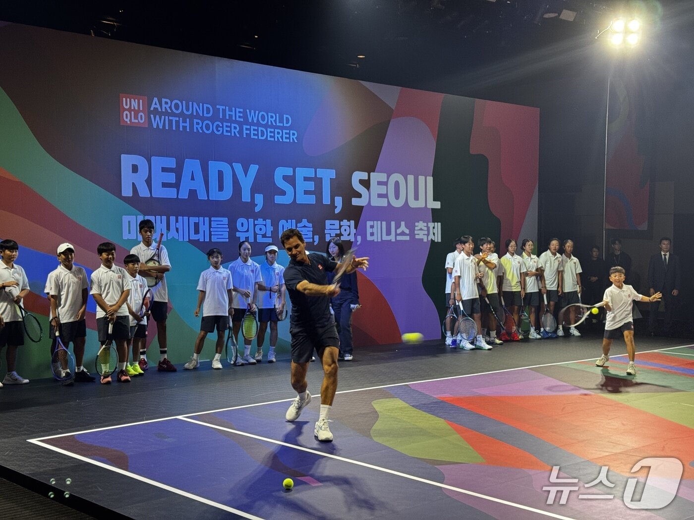 본문 이미지 -   로저 페더러가 유소년들에게 코칭을 해주고 있다.2025.10.13/뉴스1 ⓒ News1 서장원 기자