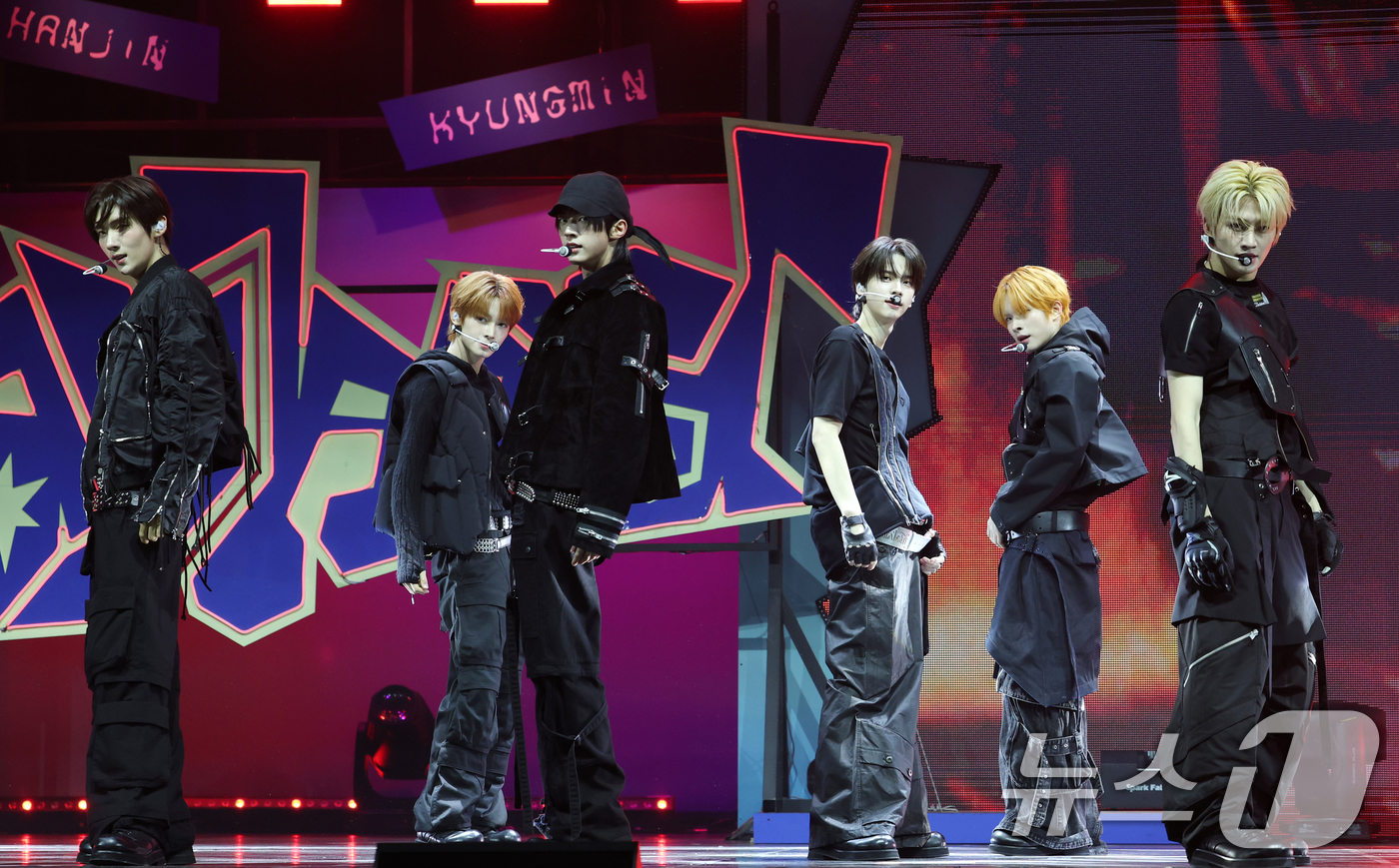 (서울=뉴스1) 권현진 기자 = 그룹 투어스(TWS)가 13일 서울 광진구 예스24 라이브홀에서 가진 미니 4집 '플레이 하드(play hard)' 발매 쇼케이스에서 신곡을 선보이 …