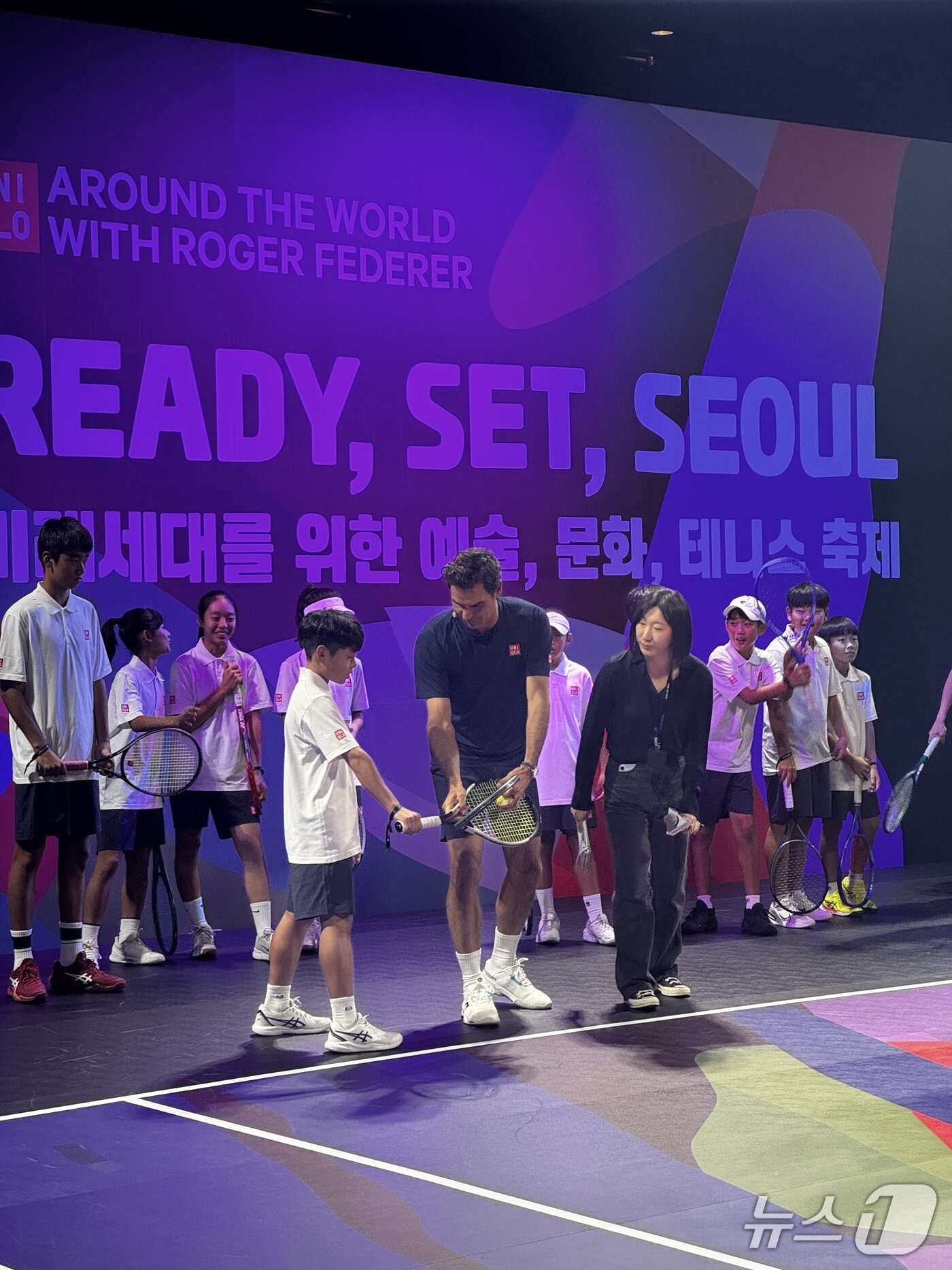 본문 이미지 -    로저 페더러가 유소년들에게 코칭을 해주고 있다.2025.10.13/뉴스1 ⓒ News1 서장원 기자