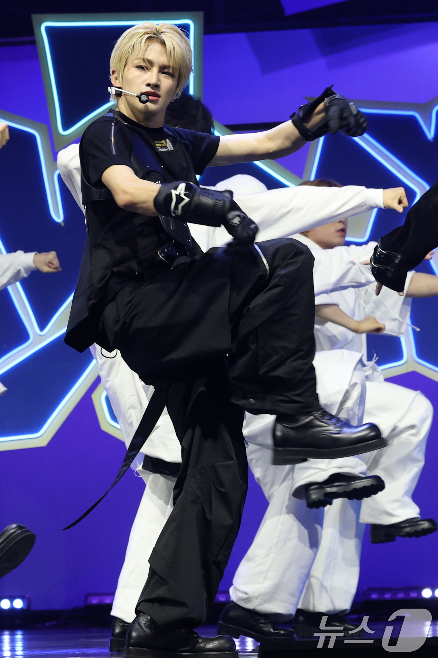 (서울=뉴스1) 권현진 기자 = 그룹 투어스(TWS) 지훈이 13일 서울 광진구 예스24 라이브홀에서 가진 미니 4집 '플레이 하드(play hard)' 발매 쇼케이스에서 신곡을 …