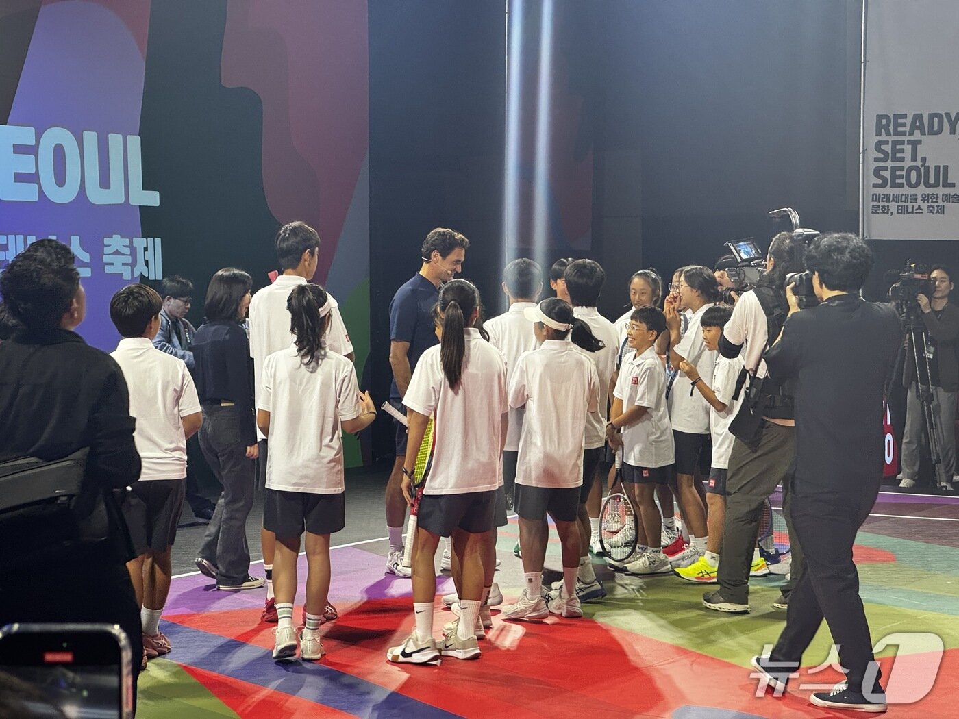 본문 이미지 -  로저 페더러가 유소년들에게 코칭을 해주고 있다.2025.10.13/뉴스1 ⓒ News1 서장원 기자