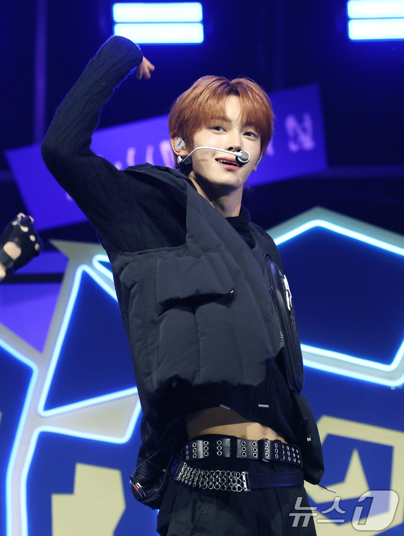 (서울=뉴스1) 권현진 기자 = 그룹 투어스(TWS) 한진이 13일 서울 광진구 예스24 라이브홀에서 가진 미니 4집 '플레이 하드(play hard)' 발매 쇼케이스에서 신곡을 …