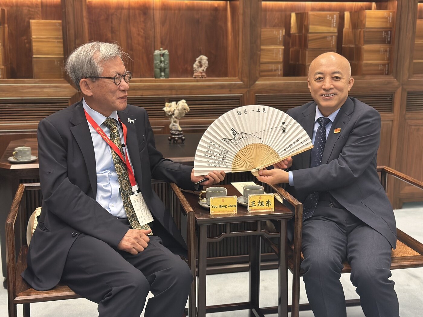 본문 이미지 - 왕쉬둥 원장&#40;왼쪽&#41;과 유홍준 관장&#40;오른쪽&#41; 차담&#40;국립중앙박물관 제공&#41;