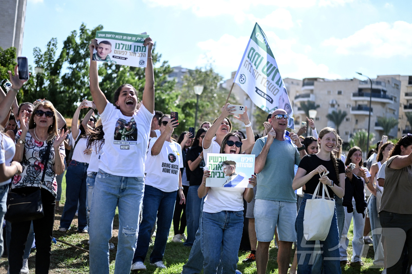 (키랴트 비알리크 로이터=뉴스1) 이창규 기자 = 이스라엘 국민들이 13일(현지시간) 하마스가 가자지구에 억류하고 있던 인질들을 석방하자 환호하고 있다. 2025.10.13./뉴스 …