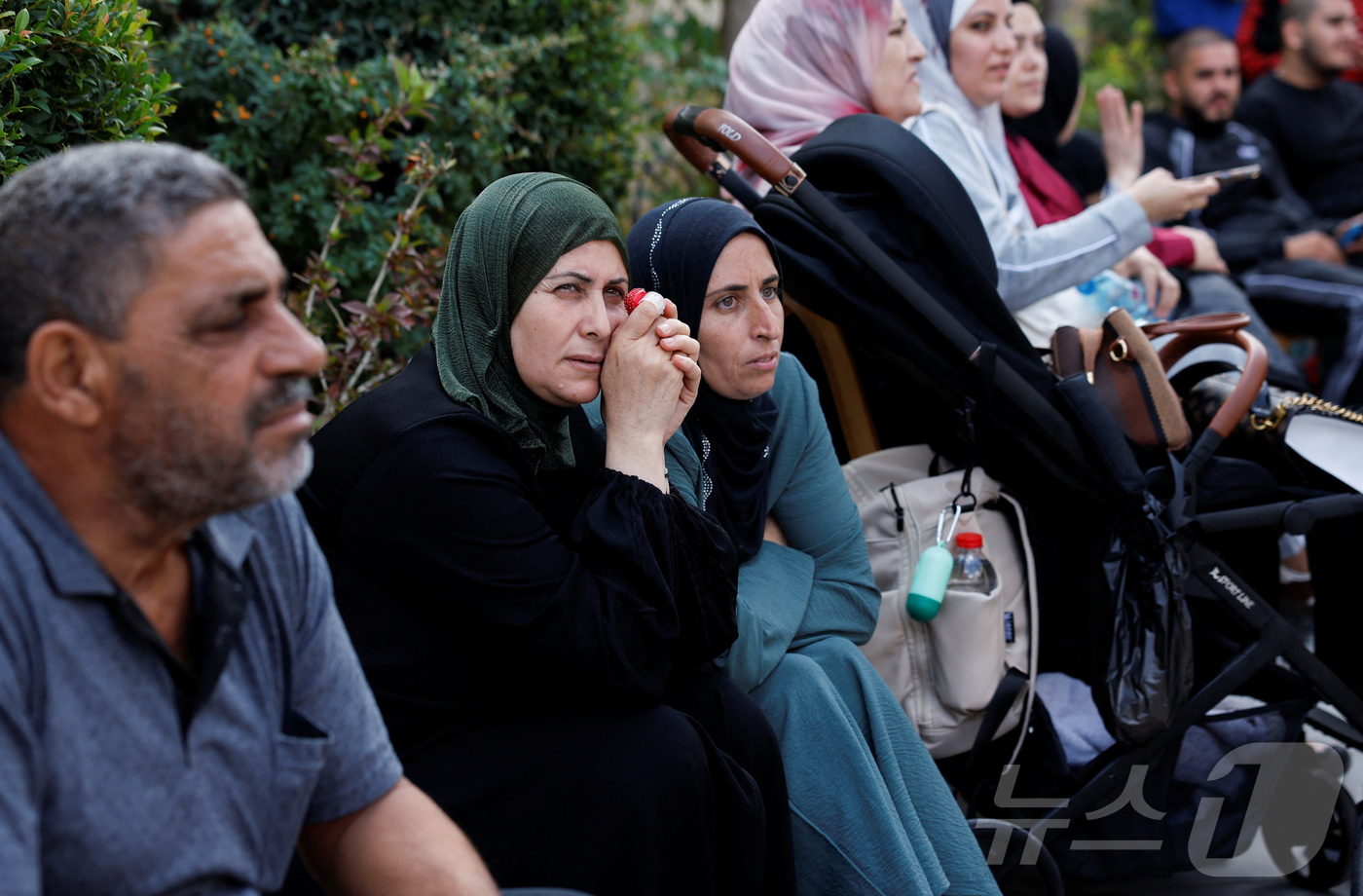 (라말라 로이터=뉴스1) 이정환 기자 = 13일(현지시간) 하마스와 이스라엘 간 인질-수감자 교환 및 휴전 협정의 일환으로 팔레스타인 수감자들이 이스라엘 감옥에서 풀려나자 이스라엘 …