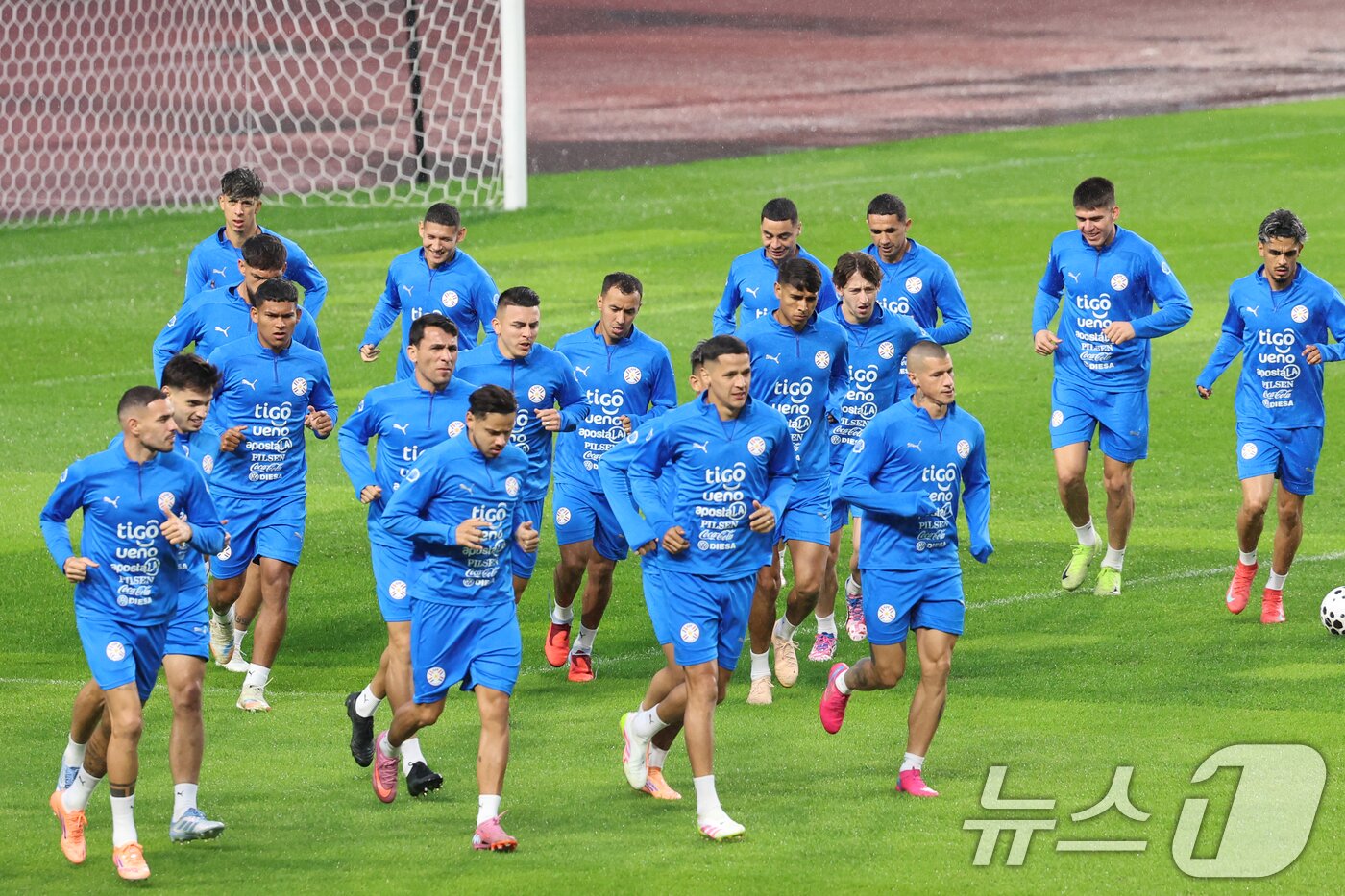 본문 이미지 - 파라과이 남자 축구 국가대표팀 선수들이 13일 오후 경기도 고양시 일산서구 고양종합운동장에서 훈련을 하고 있다. 대한민국 축구대표팀은 오는 14일 오후 8시 서울월드컵경기장에서 파라과이와 평가전을 치른다. 2025.10.13/뉴스1 ⓒ News1 황기선 기자