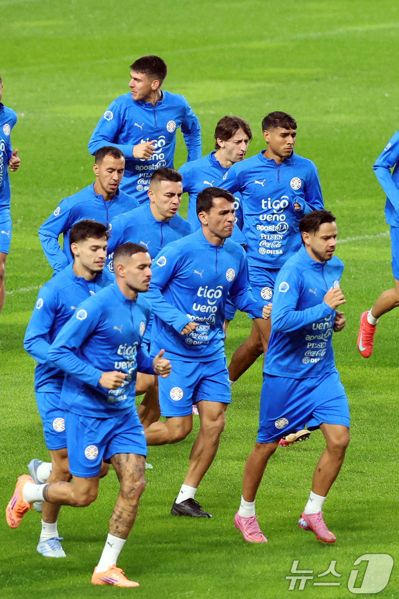 (고양=뉴스1) 황기선 기자 = 파라과이 남자 축구 국가대표팀 선수들이 13일 오후 경기도 고양시 일산서구 고양종합운동장에서 훈련을 하고 있다.대한민국 축구대표팀은 오는 14일 오 …