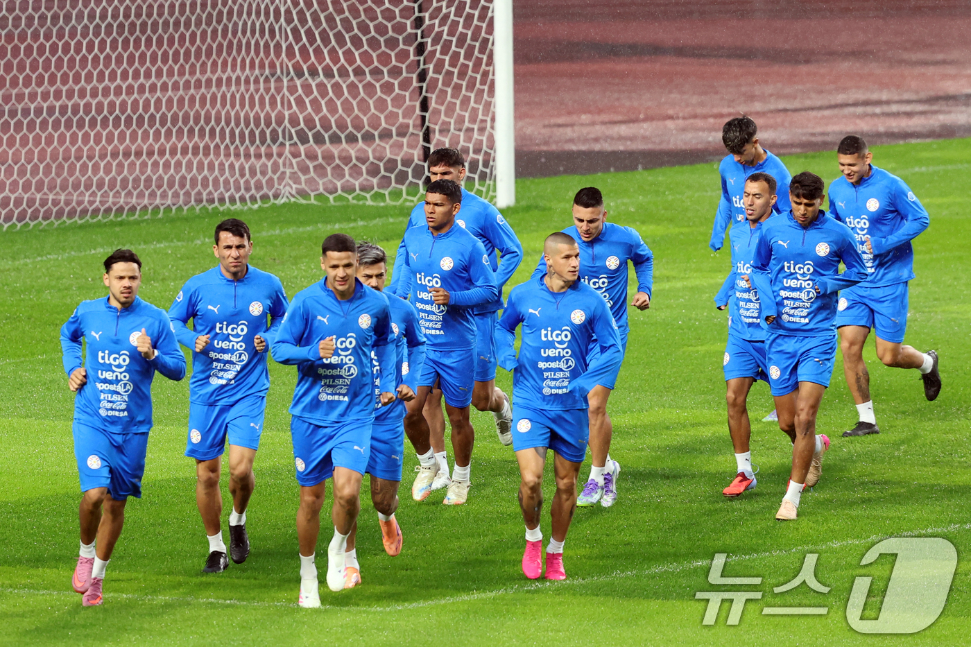 (고양=뉴스1) 황기선 기자 = 파라과이 남자 축구 국가대표팀 선수들이 13일 오후 경기도 고양시 일산서구 고양종합운동장에서 훈련을 하고 있다.대한민국 축구대표팀은 오는 14일 오 …