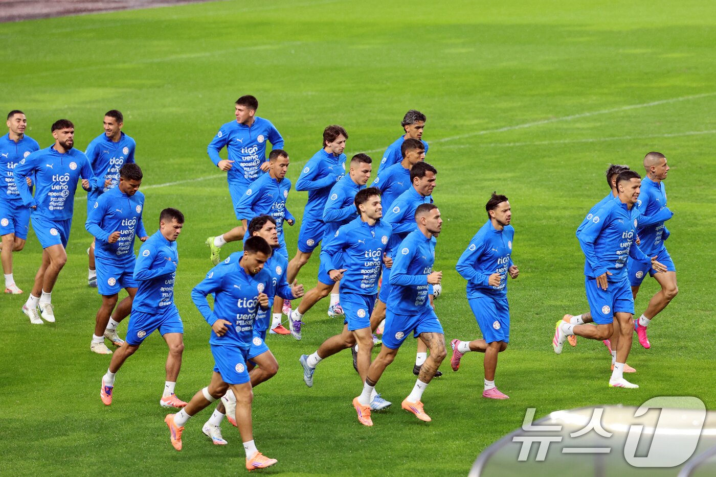본문 이미지 - 파라과이 남자 축구 국가대표팀 선수들이 13일 오후 경기도 고양시 일산서구 고양종합운동장에서 훈련을 하고 있다. 대한민국 축구대표팀은 오는 14일 오후 8시 서울월드컵경기장에서 파라과이와 평가전을 치른다. 2025.10.13/뉴스1 ⓒ News1 황기선 기자