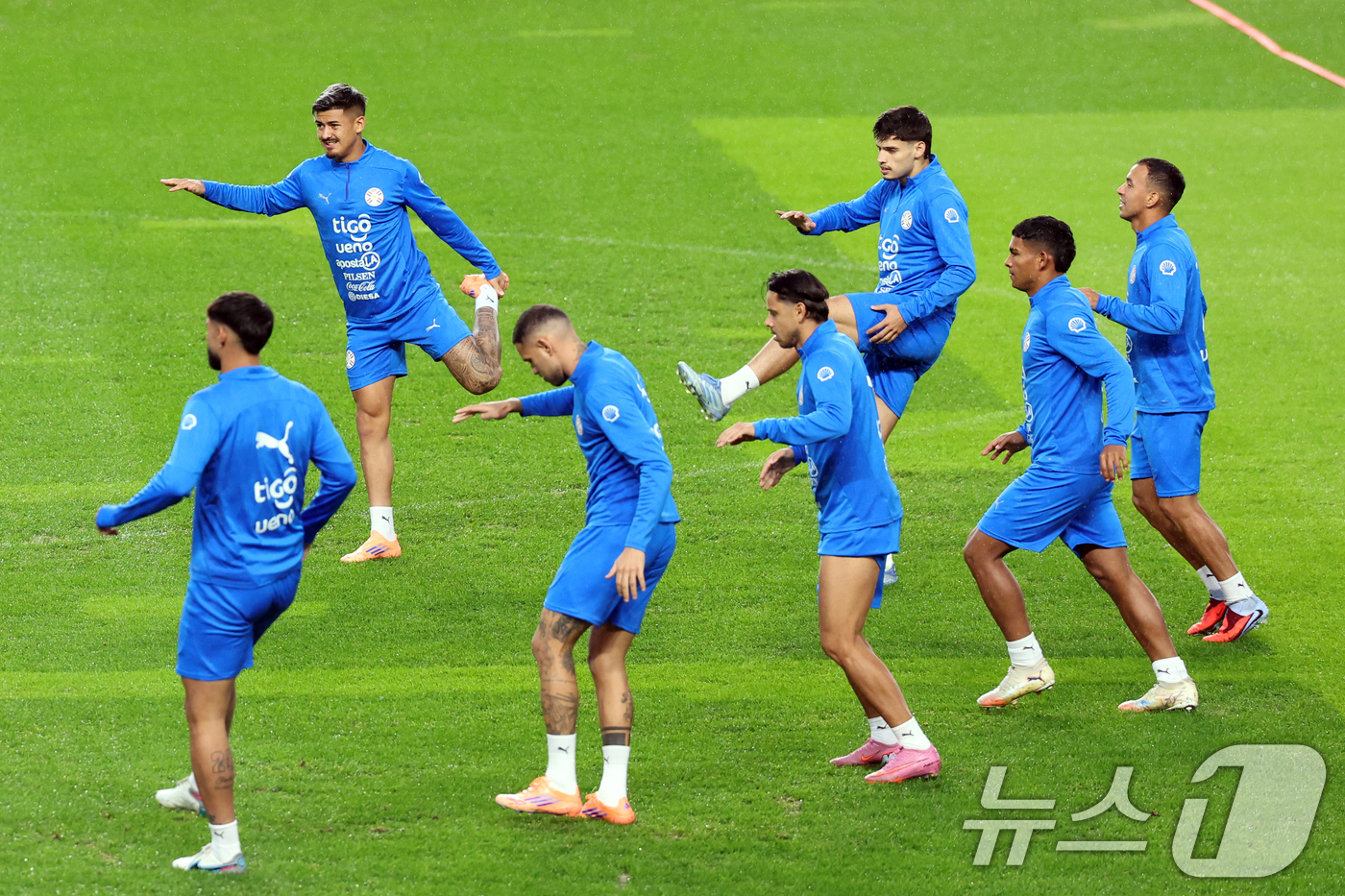 (고양=뉴스1) 황기선 기자 = 파라과이 남자 축구 국가대표팀 선수들이 13일 오후 경기도 고양시 일산서구 고양종합운동장에서 훈련을 하고 있다.대한민국 축구대표팀은 오는 14일 오 …