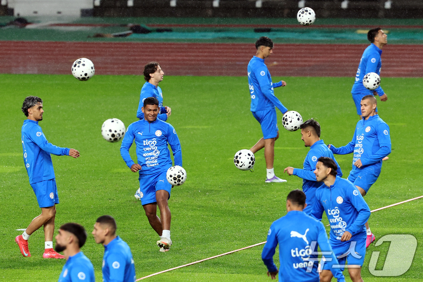 (고양=뉴스1) 황기선 기자 = 파라과이 남자 축구 국가대표팀 선수들이 13일 오후 경기도 고양시 일산서구 고양종합운동장에서 훈련을 하고 있다.대한민국 축구대표팀은 오는 14일 오 …