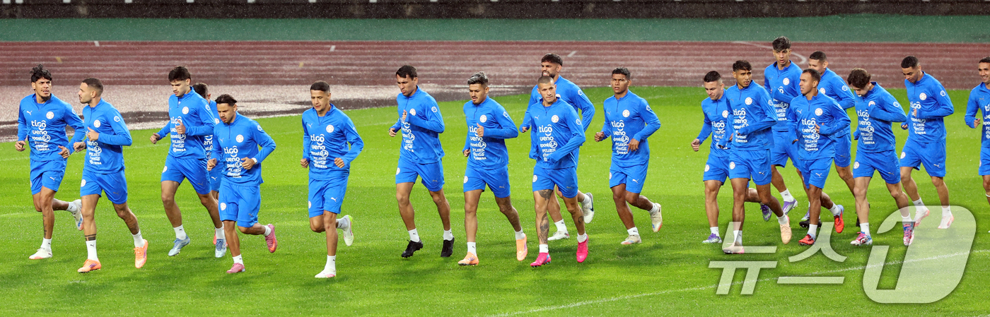 (고양=뉴스1) 황기선 기자 = 파라과이 남자 축구 국가대표팀 선수들이 13일 오후 경기도 고양시 일산서구 고양종합운동장에서 훈련을 하고 있다.대한민국 축구대표팀은 오는 14일 오 …