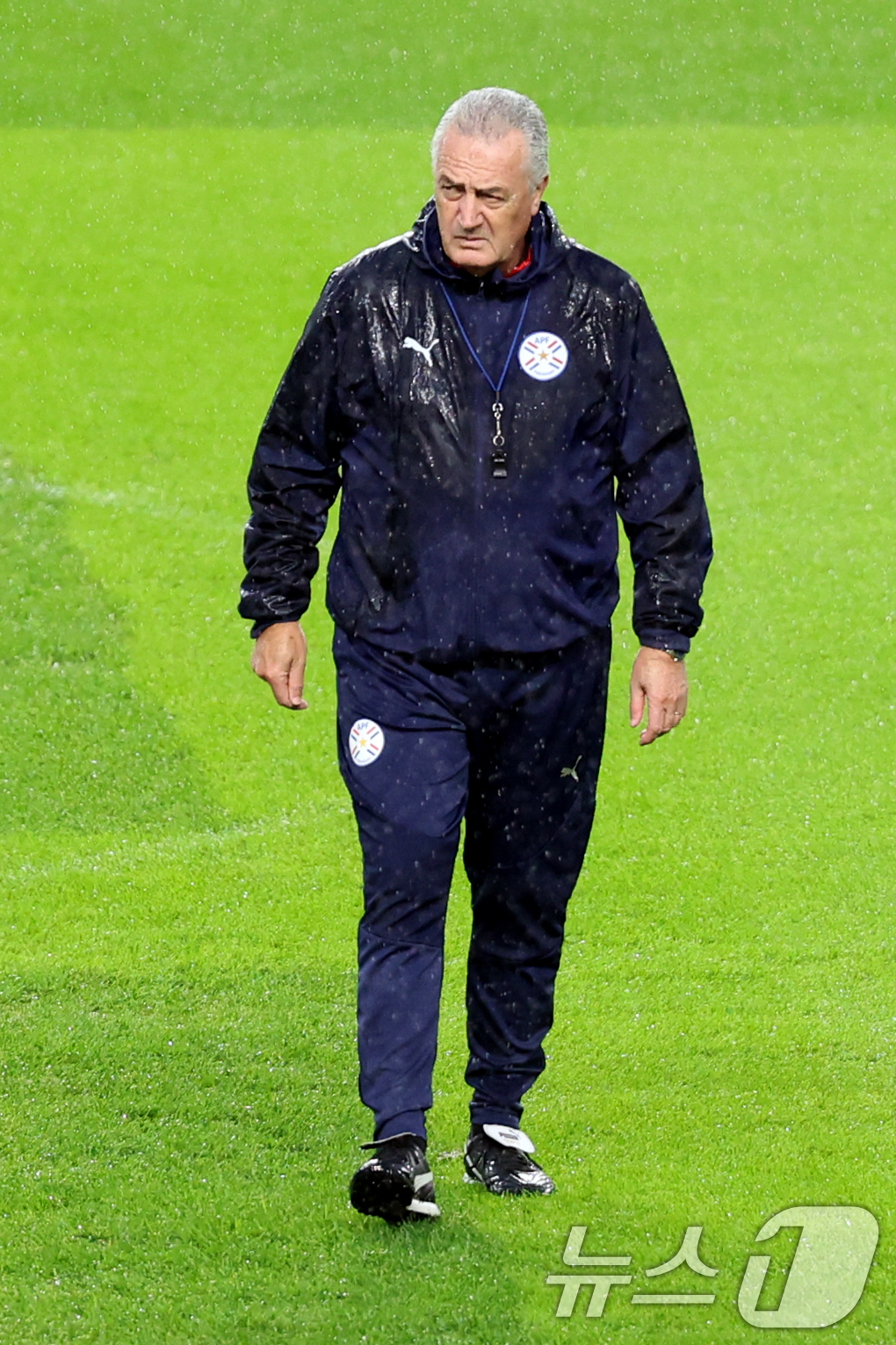 (고양=뉴스1) 황기선 기자 = 구스타보 알파로 파라과이 남자 축구 국가대표팀 감독이 13일 오후 경기도 고양시 일산서구 고양종합운동장에서 선수들의 훈련을 지켜보고 있다.대한민국 …