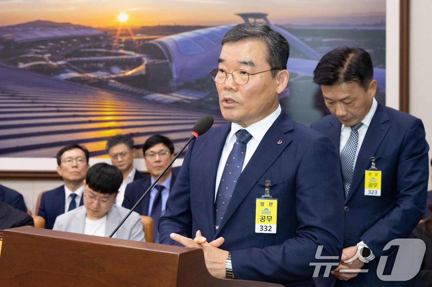 (서울=뉴스1) 이승배 기자 = 김보현 대우건설 대표가 13일 서울 여의도 국회에서 열린 국토교통위원회 국정감사에 출석해 의원 질의에 답변하고 있다. 오른쪽은 송치영 포스코이앤씨 …