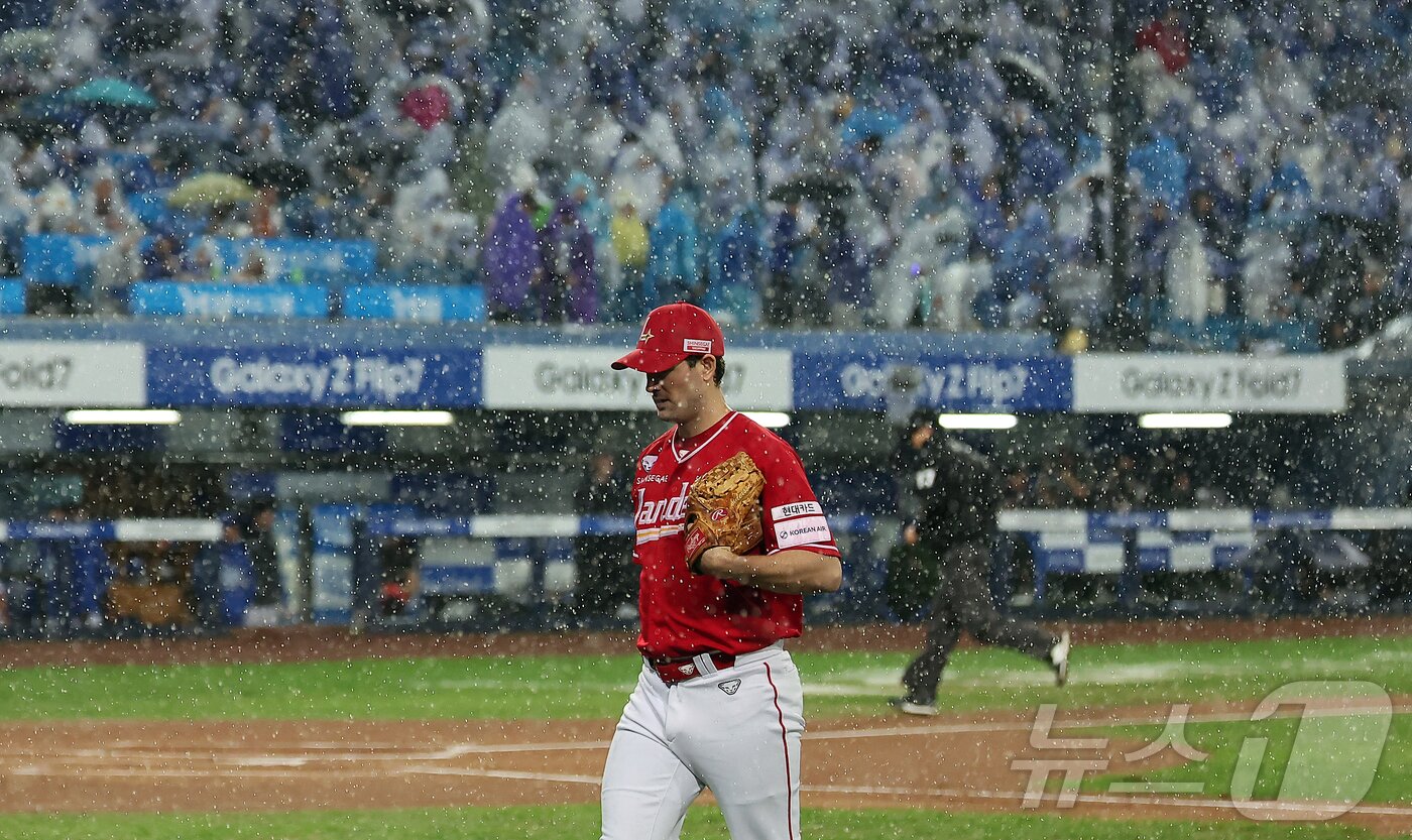 본문 이미지 - 13일 오후 대구 삼성라이온즈파크에서 열린 프로야구 2025 신한 SOL뱅크 KBO 준플레이오프 3차전 SSG 랜더스와 삼성 라이온즈의 경기, SSG 선발 앤더슨이 1회말 선두타자 삼성 김지찬을 상대 중 갑작스러운 폭우에 더그아웃으로 향하고 있다. 2025.10.13/뉴스1 ⓒ News1 김진환 기자