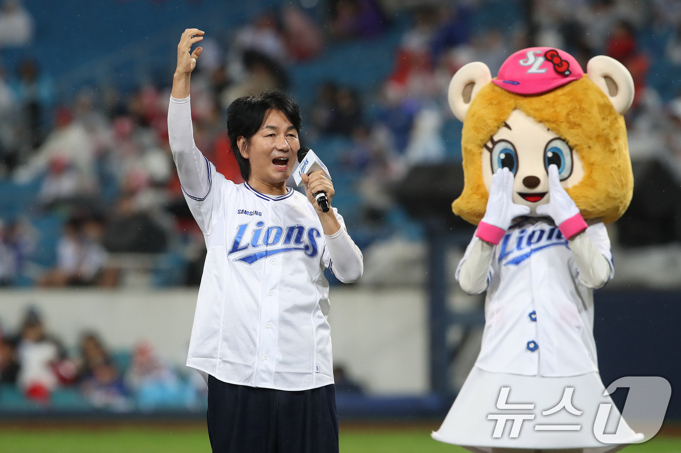 (대구=뉴스1) 공정식 기자 = 13일 오후 대구 삼성라이온즈파크에서 열린 프로야구 2025 신한 SOL뱅크 KBO 준플레이오프 3차전 삼성 라이온즈와 SSG 랜더스의 경기, 시구 …