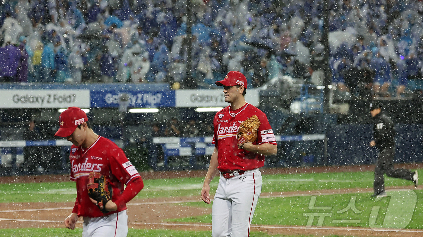 (대구=뉴스1) 김진환 기자 = 13일 오후 대구 삼성라이온즈파크에서 열린 프로야구 2025 신한 SOL뱅크 KBO 준플레이오프 3차전 SSG 랜더스와 삼성 라이온즈의 경기, SS …