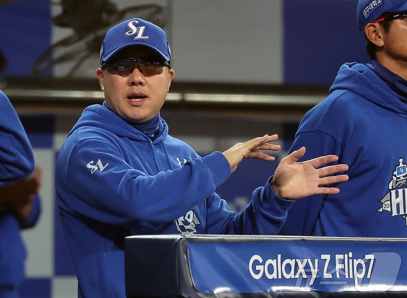 본문 이미지 - 13일 오후 대구 삼성라이온즈파크에서 열린 프로야구 2025 신한 SOL뱅크 KBO 준플레이오프 3차전 SSG 랜더스와 삼성 라이온즈의 경기, 박진만 삼성 감독이 1회초 원태인의 투구를 지켜보고 있다. 2025.10.13/뉴스1 ⓒ News1 김진환 기자