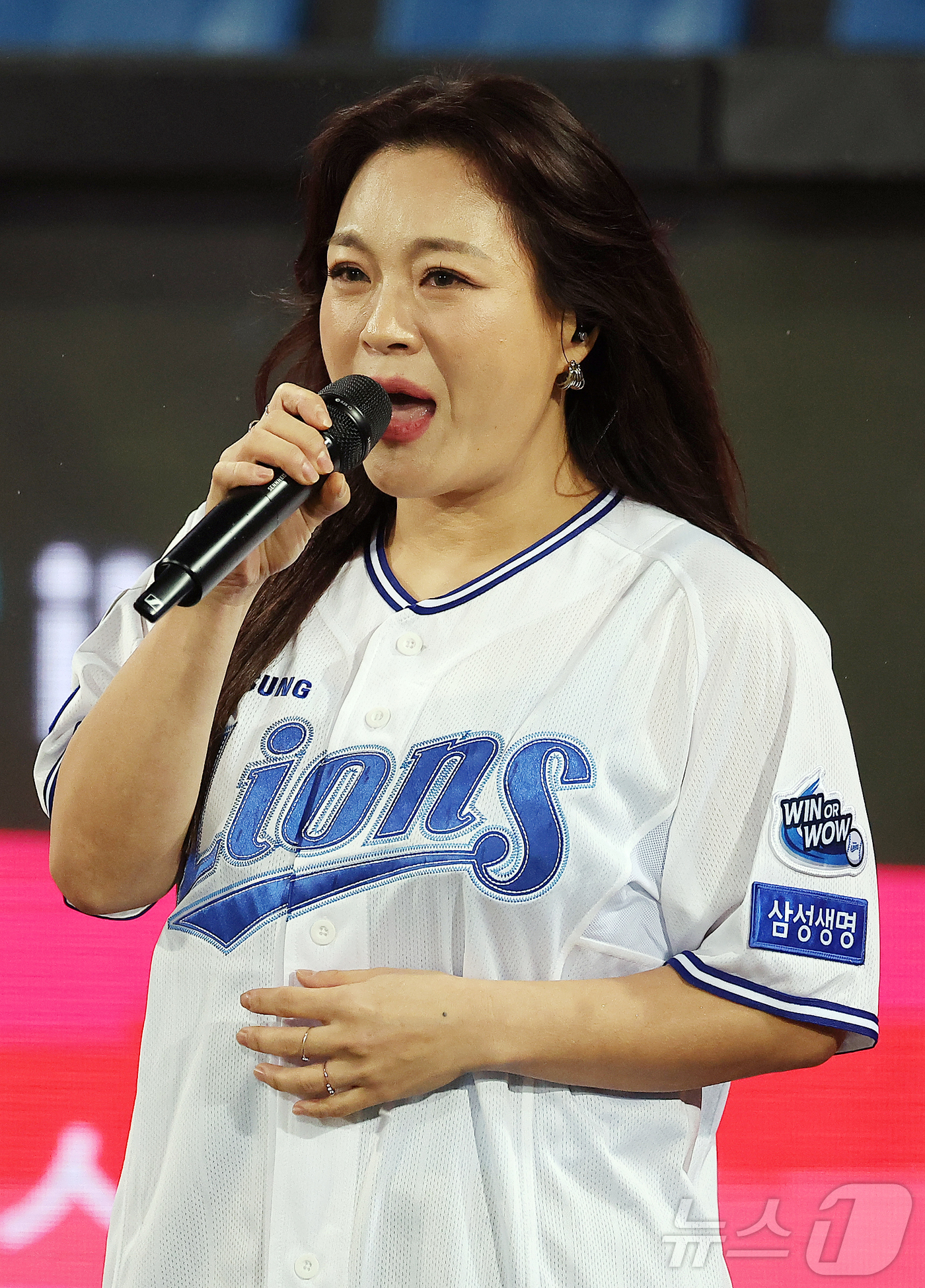 (대구=뉴스1) 김진환 기자 = 가수 이영현이 13일 오후 대구 삼성라이온즈파크에서 열린 프로야구 2025 신한 SOL뱅크 KBO 준플레이오프 3차전 SSG 랜더스와 삼성 라이온즈 …