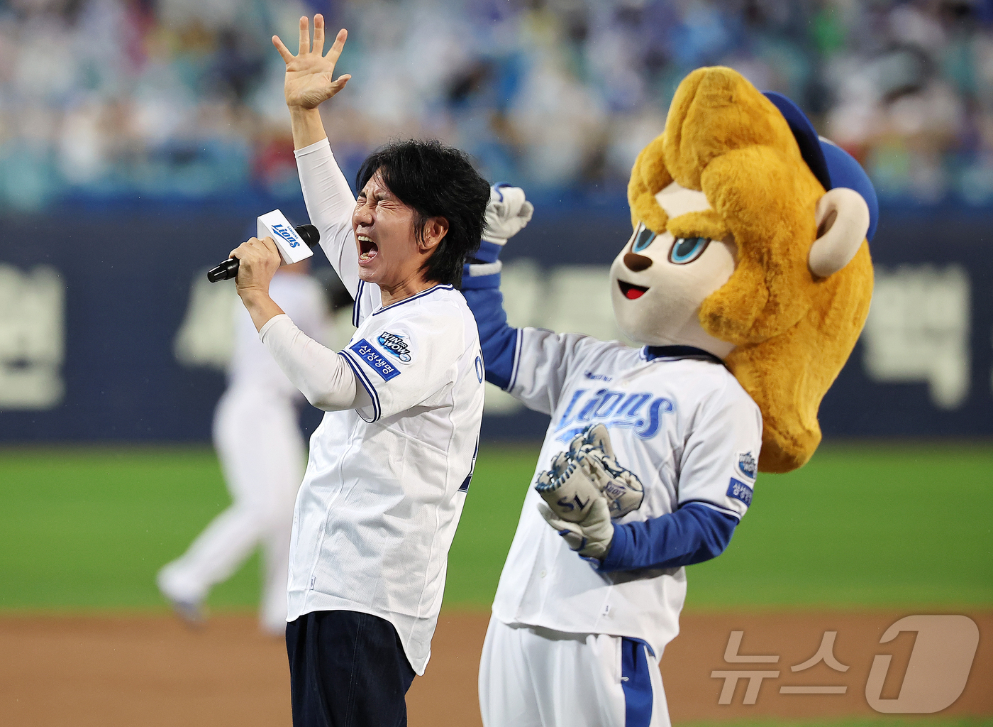 (대구=뉴스1) 김진환 기자 = 13일 오후 대구 삼성라이온즈파크에서 열린 프로야구 2025 신한 SOL뱅크 KBO 준플레이오프 3차전 SSG 랜더스와 삼성 라이온즈의 경기를 앞두 …