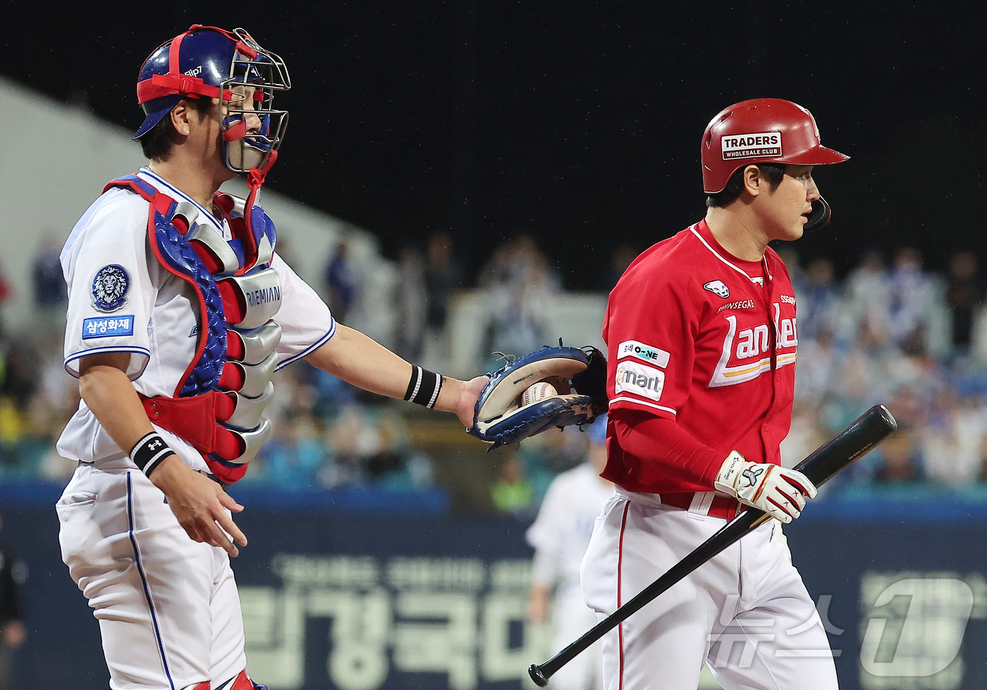 (대구=뉴스1) 김진환 기자 = 13일 오후 대구 삼성라이온즈파크에서 열린 프로야구 2025 신한 SOL뱅크 KBO 준플레이오프 3차전 SSG 랜더스와 삼성 라이온즈의 경기, SS …