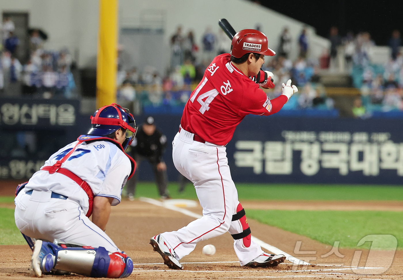 (대구=뉴스1) 김진환 기자 = 13일 오후 대구 삼성라이온즈파크에서 열린 프로야구 2025 신한 SOL뱅크 KBO 준플레이오프 3차전 SSG 랜더스와 삼성 라이온즈의 경기, SS …