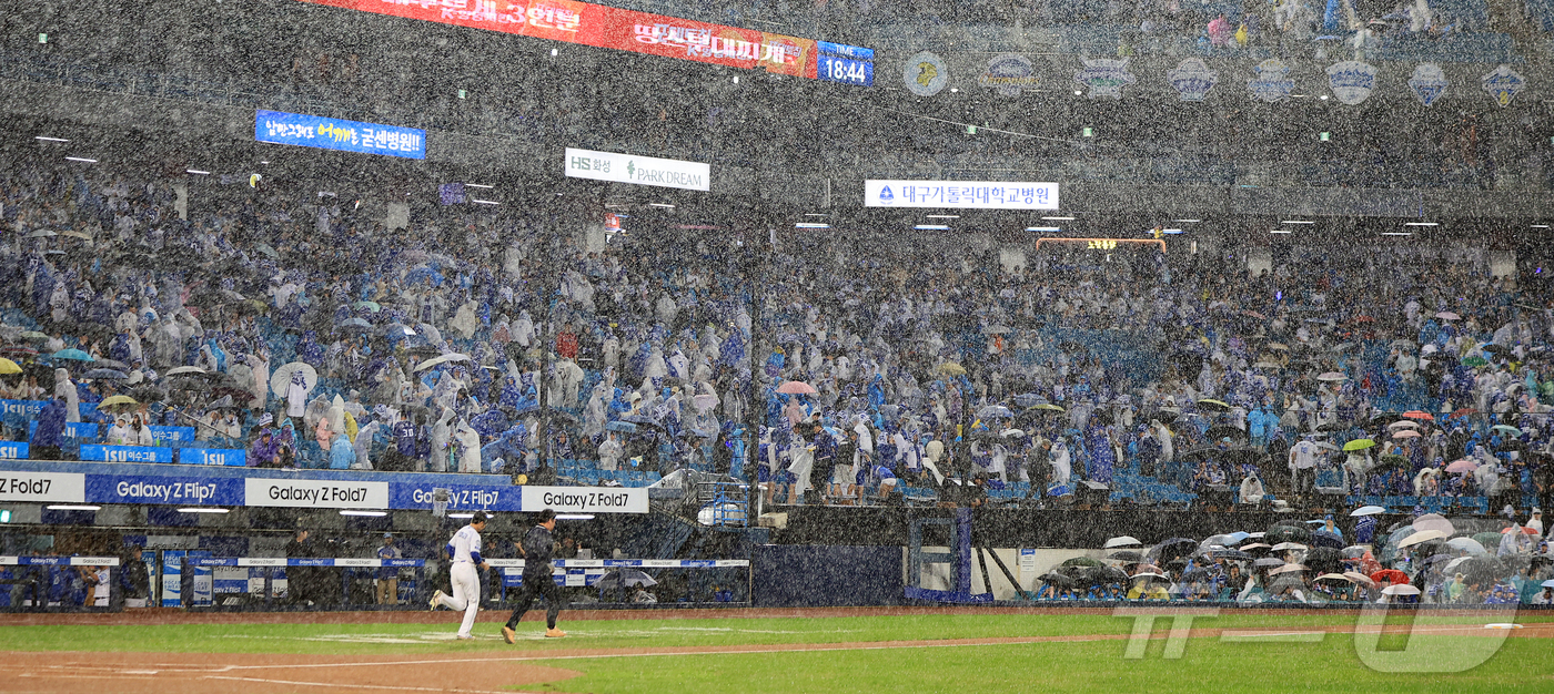 (대구=뉴스1) 김진환 기자 = 13일 오후 대구 삼성라이온즈파크에서 열린 프로야구 2025 신한 SOL뱅크 KBO 준플레이오프 3차전 SSG 랜더스와 삼성 라이온즈의 경기, SS …