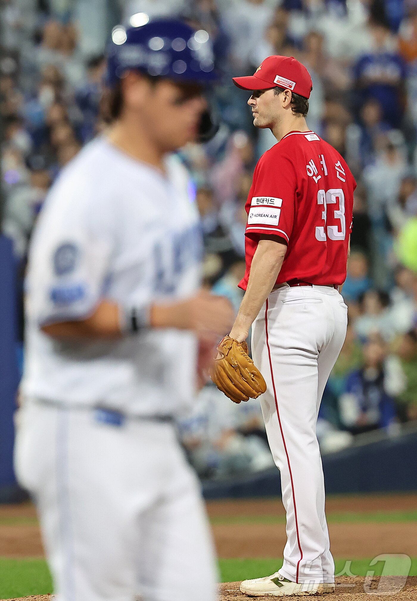 본문 이미지 - 13일 오후 대구 삼성라이온즈파크에서 열린 프로야구 2025 신한 SOL뱅크 KBO 준플레이오프 3차전 SSG 랜더스와 삼성 라이온즈의 경기, SSG 선발 앤더슨이 3회말 1사 삼성 강민호에게 볼넷을 허용 후 아쉬워하고 있다. 2025.10.13/뉴스1 ⓒ News1 김진환 기자