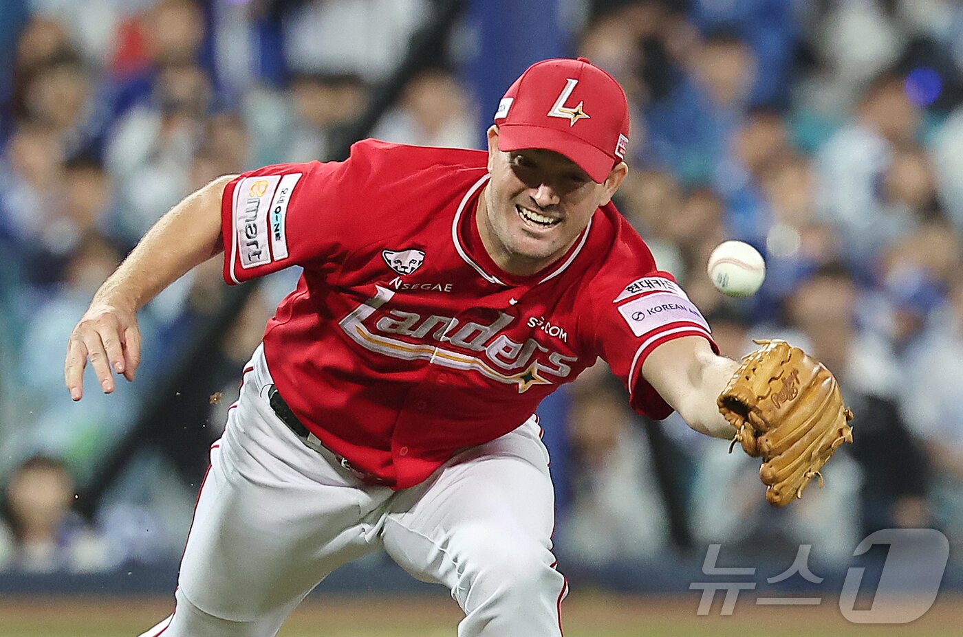 본문 이미지 - 13일 오후 대구 삼성라이온즈파크에서 열린 프로야구 2025 신한 SOL뱅크 KBO 준플레이오프 3차전 SSG 랜더스와 삼성 라이온즈의 경기, SSG 선발 앤더슨이 3회말 2사 1,3루 상황 삼성 김성윤의 타구를 잡기 위해 몸을 날리고 있다. 2025.10.13/뉴스1 ⓒ News1 김진환 기자