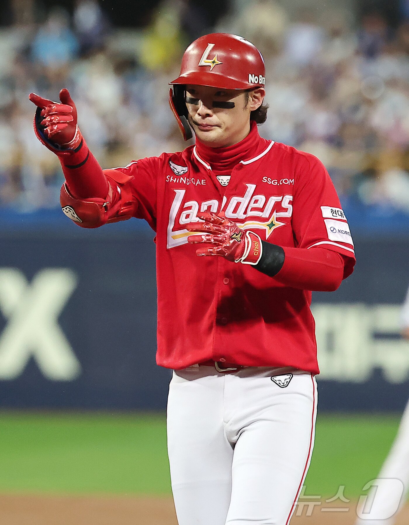 본문 이미지 - 13일 오후 대구 삼성라이온즈파크에서 열린 프로야구 2025 신한 SOL뱅크 KBO 준플레이오프 3차전 SSG 랜더스와 삼성 라이온즈의 경기, SSG 최지훈이 4회초 2사 2루 상황 적시타를 친 뒤 세리머니를 하고 있다. 2025.10.13/뉴스1 ⓒ News1 김진환 기자