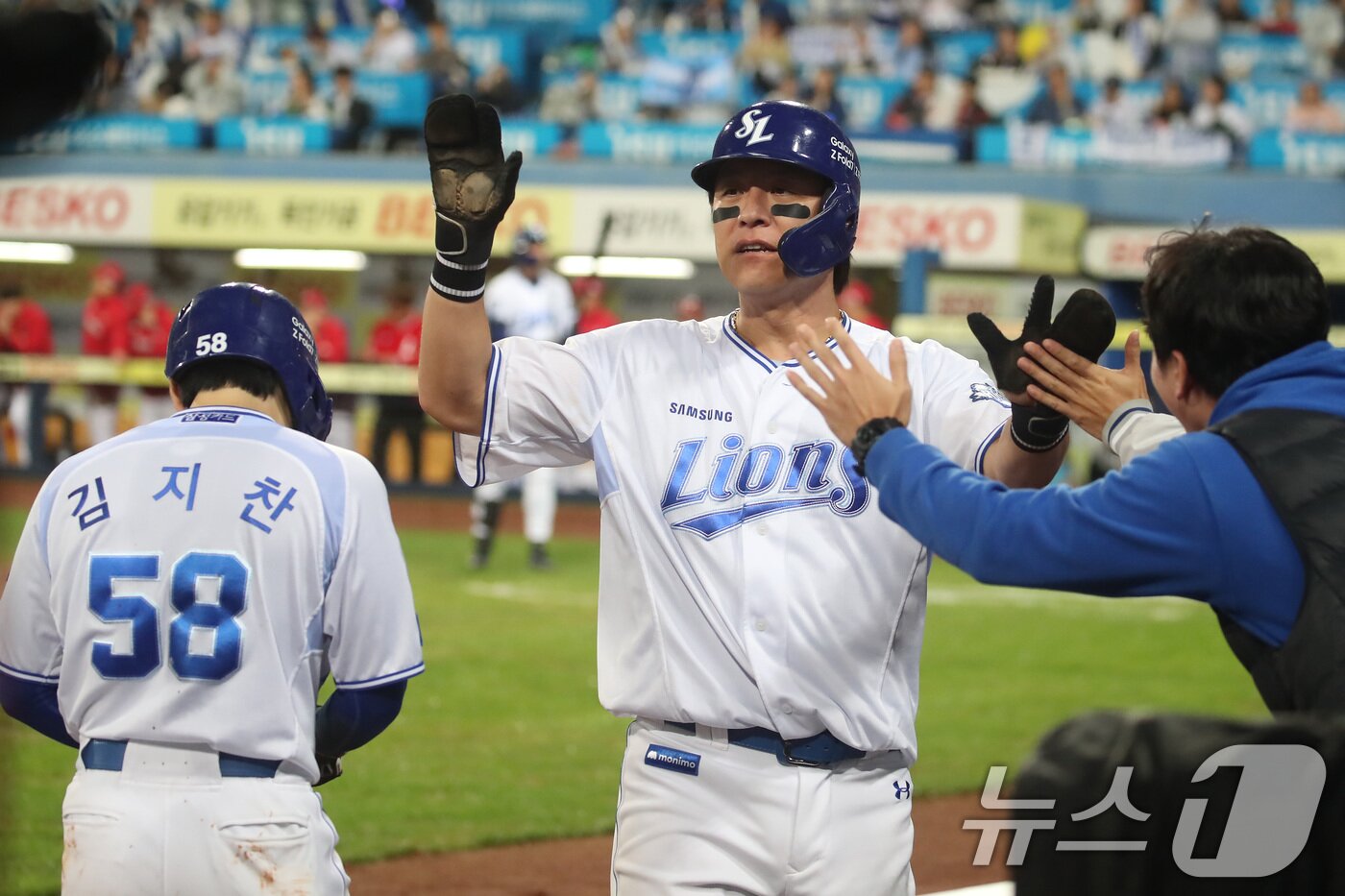 본문 이미지 - 13일 오후 대구 삼성라이온즈파크에서 열린 프로야구 2025 신한 SOL뱅크 KBO 준플레이오프 3차전 삼성 라이온즈와 SSG 랜더스의 경기, 3회말 2사 1,3루 상황 삼성 김성윤의 2루수 앞 내야안타 때 SSG 2루수 안상현이 실책하는 사이 3루주자 강민호가 홈을 밟아 득점에 성공한 뒤 기뻐하고 있다. 2025.10.13/뉴스1 ⓒ News1 공정식 기자