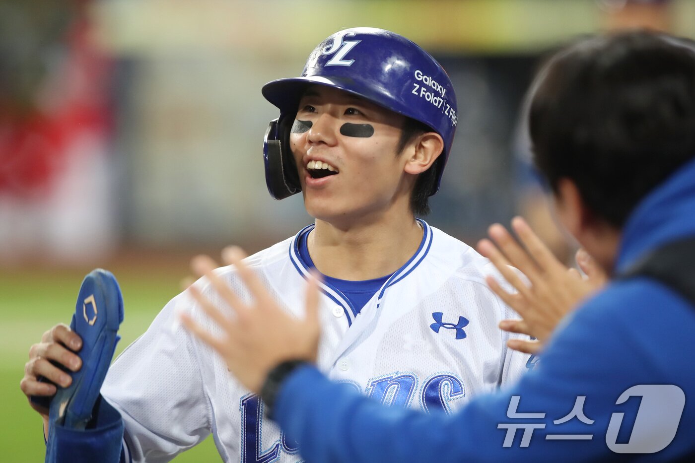 본문 이미지 - 13일 오후 대구 삼성라이온즈파크에서 열린 프로야구 2025 신한 SOL뱅크 KBO 준플레이오프 3차전 삼성 라이온즈와 SSG 랜더스의 경기, 3회말 2사 2루 상황 삼성 구자욱의 1타점 적시 2루타 때 2루주자 김성윤을 홈을 밟은 뒤 기뻐하고 있다. 2025.10.13/뉴스1 ⓒ News1 공정식 기자