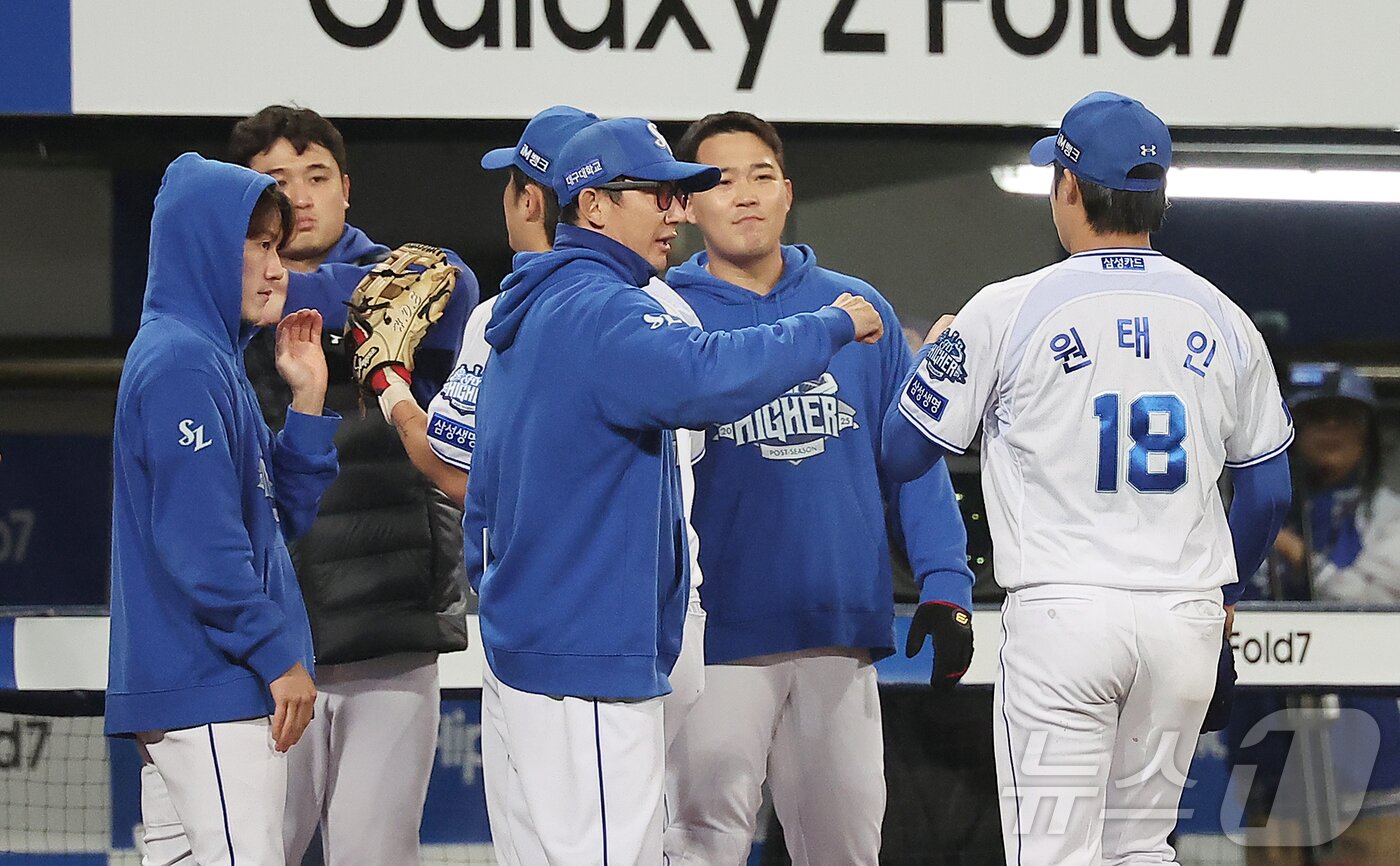 본문 이미지 - 13일 오후 대구 삼성라이온즈파크에서 열린 프로야구 2025 신한 SOL뱅크 KBO 준플레이오프 3차전 SSG 랜더스와 삼성 라이온즈의 경기, 삼성 선발 원태인이 5회초 이닝을 실점 없이 마친 뒤 더그아웃에서 동료들과 하이파이브를 하고 있다. 2025.10.13/뉴스1 ⓒ News1 김진환 기자