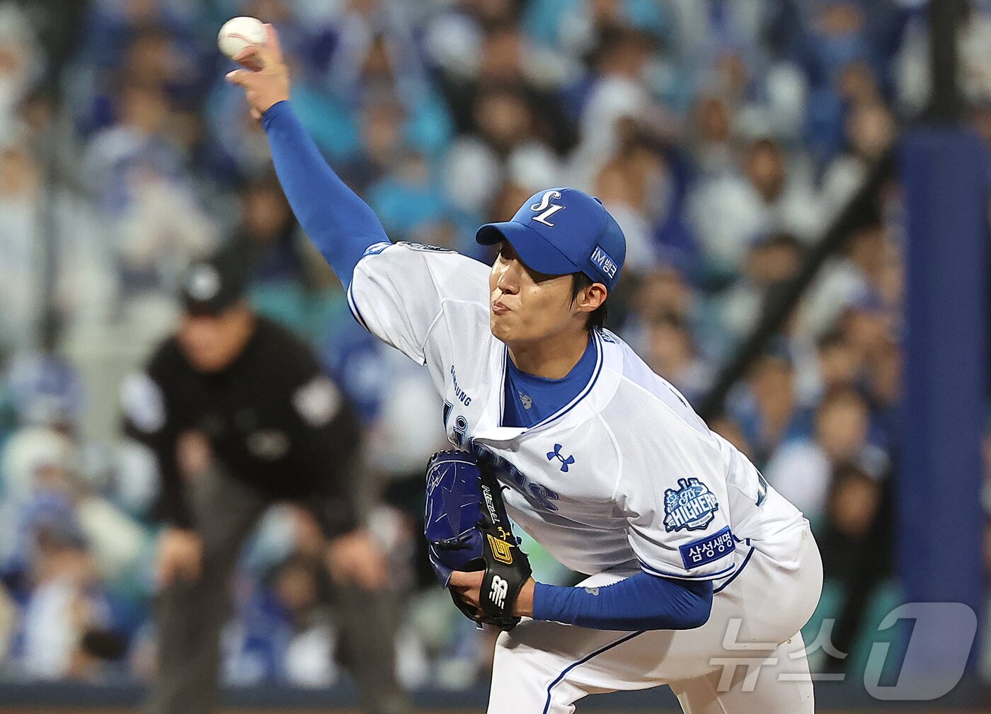 본문 이미지 - 13일 오후 대구 삼성라이온즈파크에서 열린 프로야구 2025 신한 SOL뱅크 KBO 준플레이오프 3차전 SSG 랜더스와 삼성 라이온즈의 경기, 삼성 선발 원태인이 5회초 힘차게 공을 던지고 있다. 2025.10.13/뉴스1 ⓒ News1 김진환 기자