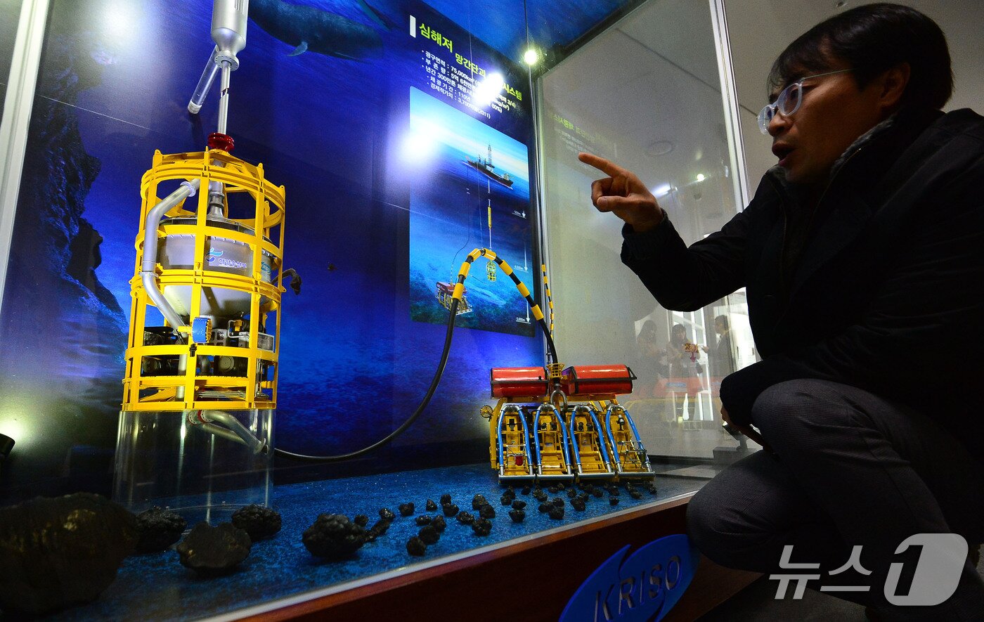 본문 이미지 - 2016년 정부세종청사 해양수산부에서 열린 '세계 최초 심해저 광물자원 파일럿 양광시험 성공' 브리핑