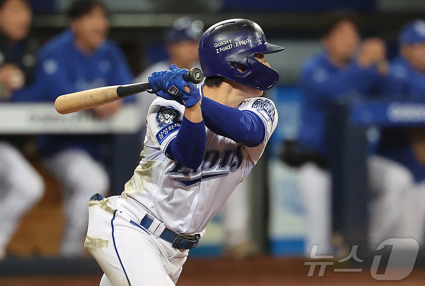 본문 이미지 - 13일 오후 대구 삼성라이온즈파크에서 열린 프로야구 2025 신한 SOL뱅크 KBO 준플레이오프 3차전 SSG 랜더스와 삼성 라이온즈의 경기, 삼성 김성윤이 5회말 1사 2루 상황 적시 2루타를 치고 있다. 2025.10.13/뉴스1 ⓒ News1 김진환 기자