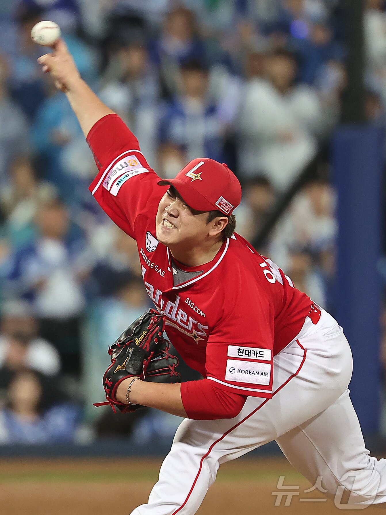 본문 이미지 - 13일 오후 대구 삼성라이온즈파크에서 열린 프로야구 2025 신한 SOL뱅크 KBO 준플레이오프 3차전 SSG 랜더스와 삼성 라이온즈의 경기, SSG 5회말 등판해 힘차게 공을 던지고 있다. 2025.10.13/뉴스1 ⓒ News1 김진환 기자
