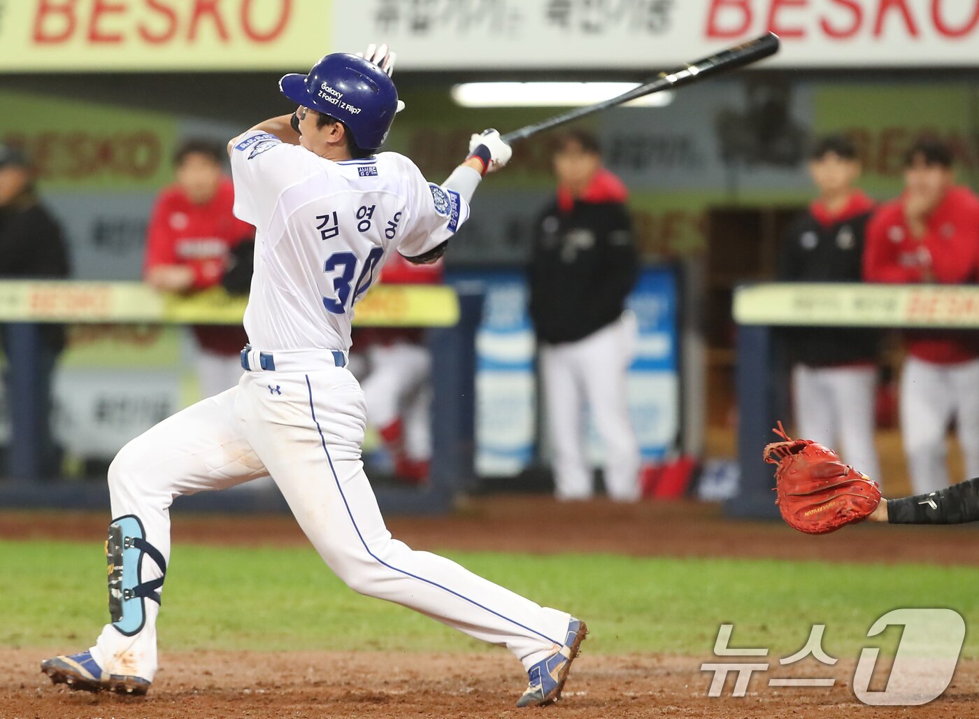 본문 이미지 - 13일 오후 대구 삼성라이온즈파크에서 열린 프로야구 2025 신한 SOL뱅크 KBO 준플레이오프 3차전 삼성 라이온즈와 SSG 랜더스의 경기, 5회말 1사 1,2루 상황 삼성 김영웅이 1타점 적시타를 치고 있다. 2025.10.13/뉴스1 ⓒ News1 공정식 기자