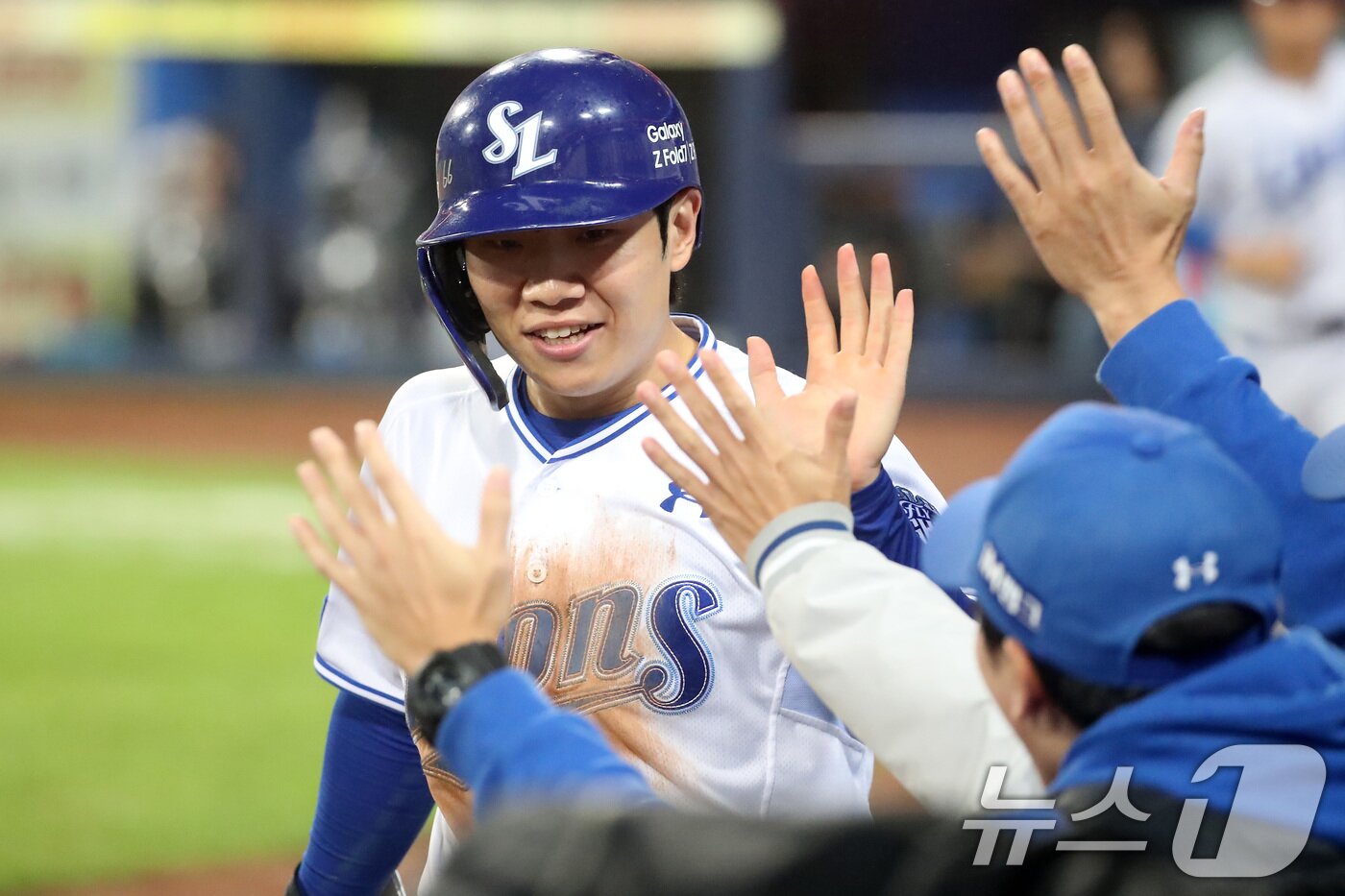 본문 이미지 - 13일 오후 대구 삼성라이온즈파크에서 열린 프로야구 2025 신한 SOL뱅크 KBO 준플레이오프 3차전 삼성 라이온즈와 SSG 랜더스의 경기, 5회말 1사 2루 상황 삼성 김성윤의 좌중간 방면 적시 2루타 때 홈을 밟은 2루주자 김지찬이 축하를 받고 있다. 2025.10.13/뉴스1 ⓒ News1 공정식 기자