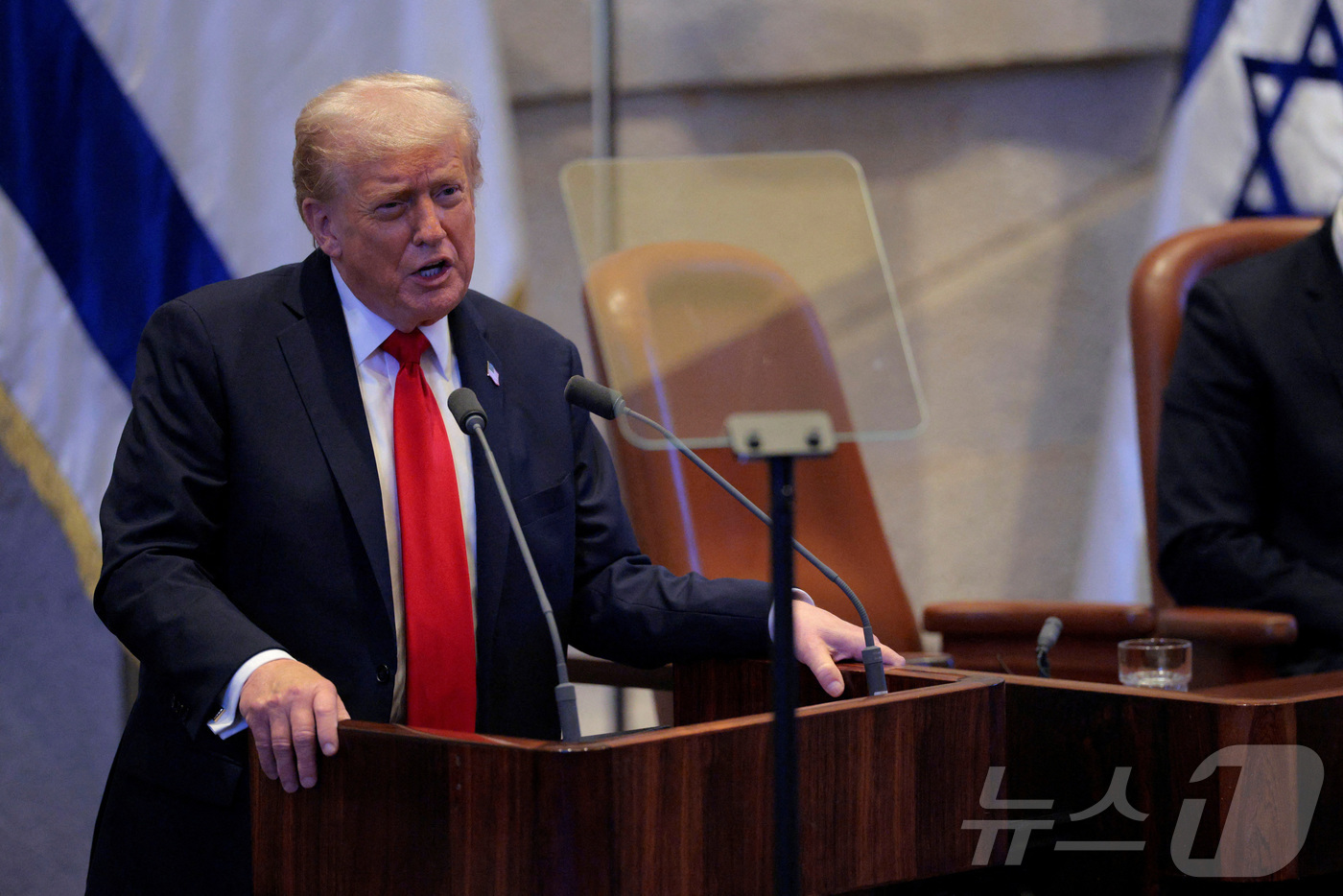 (예루살렘 로이터=뉴스1) 류정민 특파원 = 도널드 트럼프 미국 대통령이 13일(현지시간) 미국 중재로 이뤄진 이스라엘과 하마스 간 포로·인질 교환 및 가자지구 휴전 협정 체결을 …