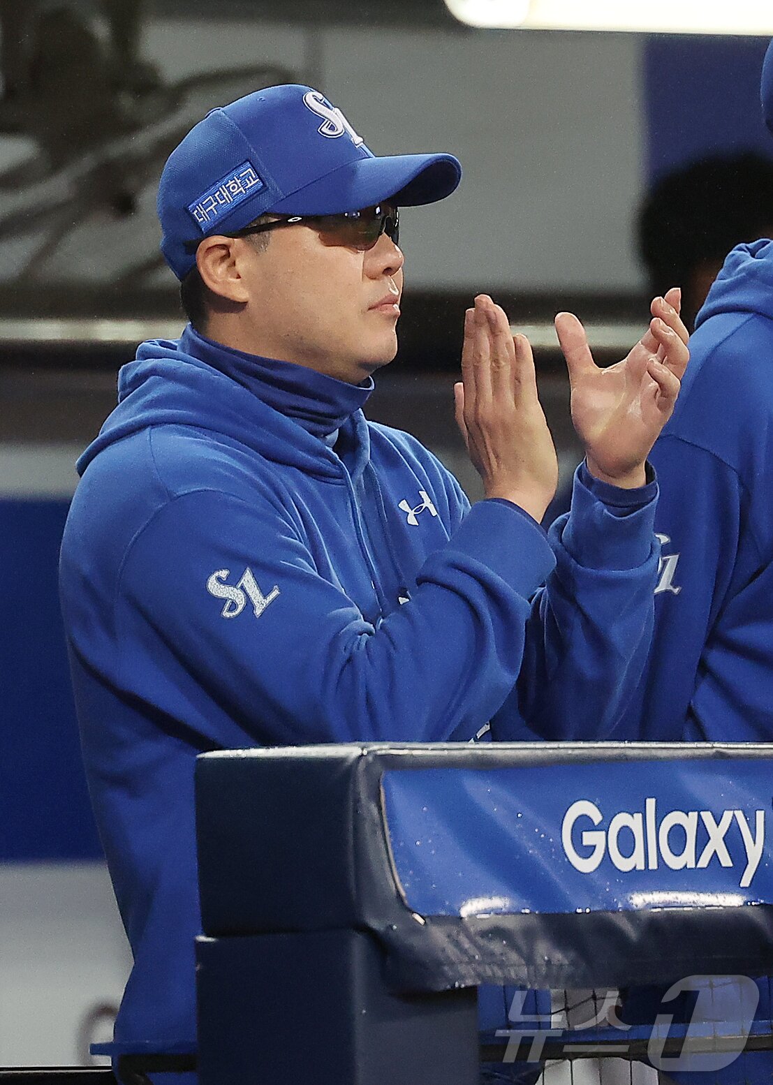 본문 이미지 - 13일 오후 대구 삼성라이온즈파크에서 열린 프로야구 2025 신한 SOL뱅크 KBO 준플레이오프 3차전 SSG 랜더스와 삼성 라이온즈의 경기, 삼성 박진만 감독이 7회초 선발 원태인의 투구를 보며 손뼉을 치고 있다. 2025.10.13/뉴스1 ⓒ News1 김진환 기자