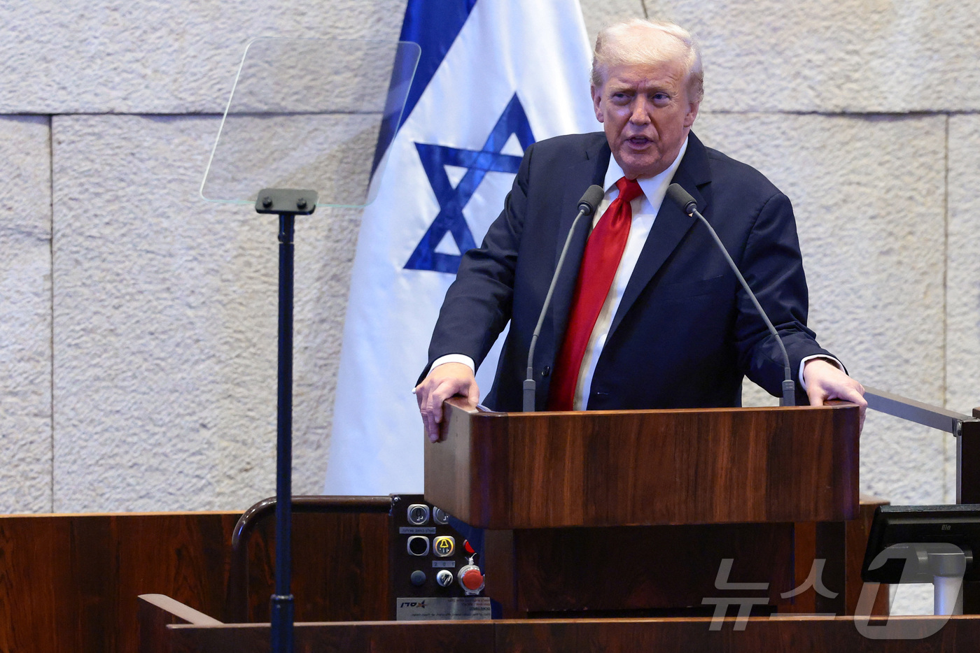 (예루살렘 로이터=뉴스1) 류정민 특파원 = 도널드 트럼프 미국 대통령이 13일(현지시간) 미국 중재로 이뤄진 이스라엘과 하마스 간 포로·인질 교환 및 가자지구 휴전 협정 체결을 …