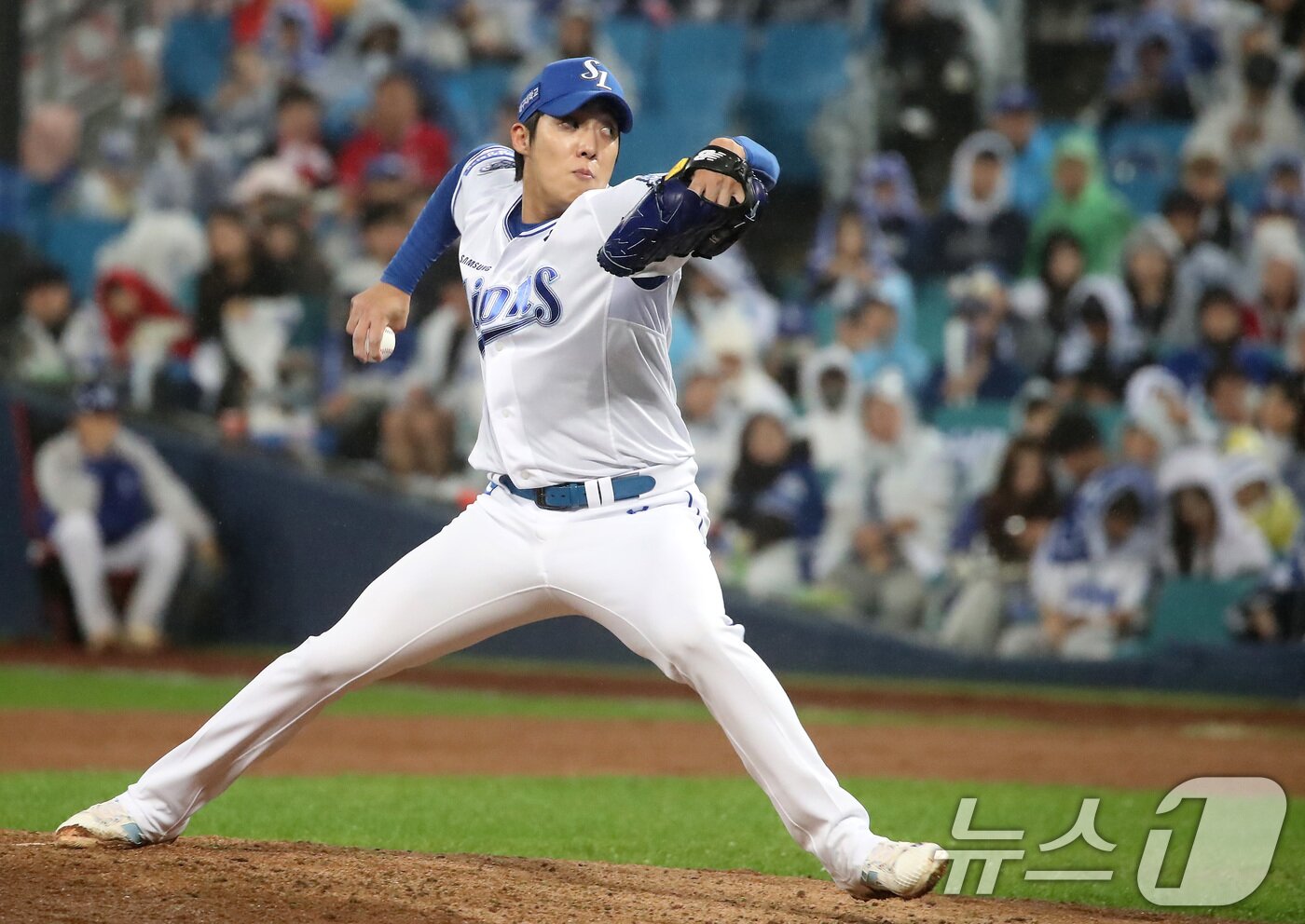 본문 이미지 - 13일 오후 대구 삼성라이온즈파크에서 열린 프로야구 2025 신한 SOL뱅크 KBO 준플레이오프 3차전 삼성 라이온즈와 SSG 랜더스의 경기, 삼성 선발투수 원태인이 역투하고 있다. 2025.10.13/뉴스1 ⓒ News1 공정식 기자