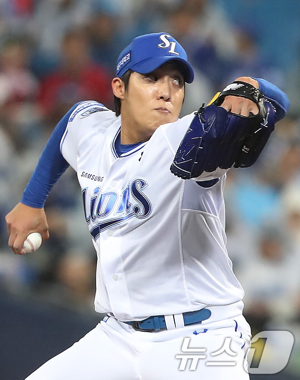 본문 이미지 - 13일 오후 대구 삼성라이온즈파크에서 열린 프로야구 2025 신한 SOL뱅크 KBO 준플레이오프 3차전 삼성 라이온즈와 SSG 랜더스의 경기, 삼성 선발투수 원태인이 역투하고 있다. 2025.10.13/뉴스1 ⓒ News1 공정식 기자