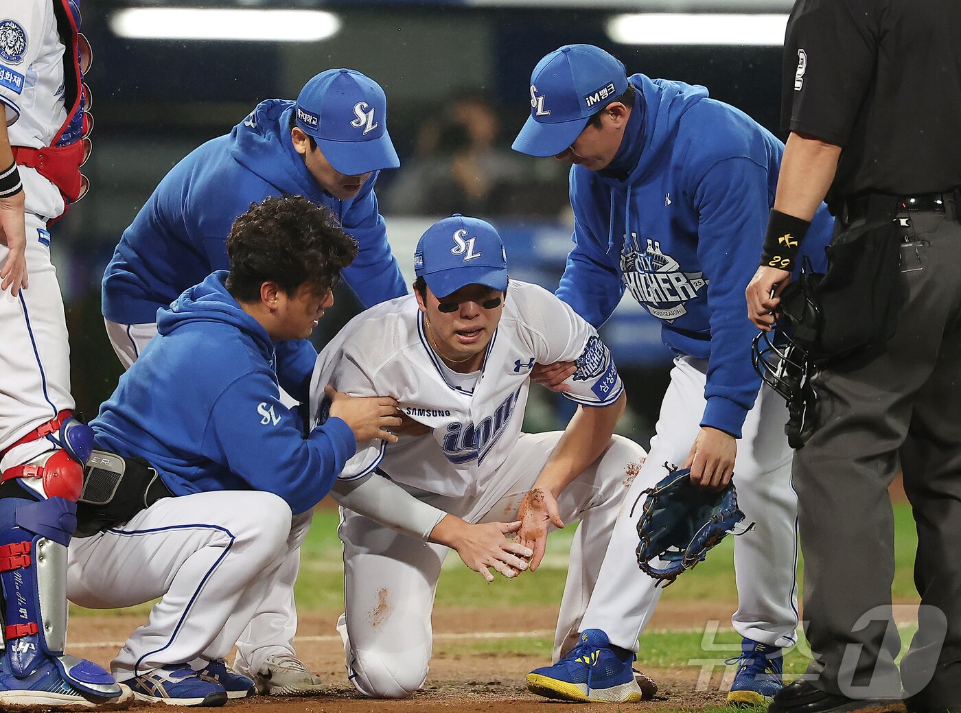 본문 이미지 - 준플레이오프 3차전에서 허리 통증을 호소하는 삼성 라이온즈 김영웅. 2025.10.13/뉴스1 ⓒ News1 김진환 기자