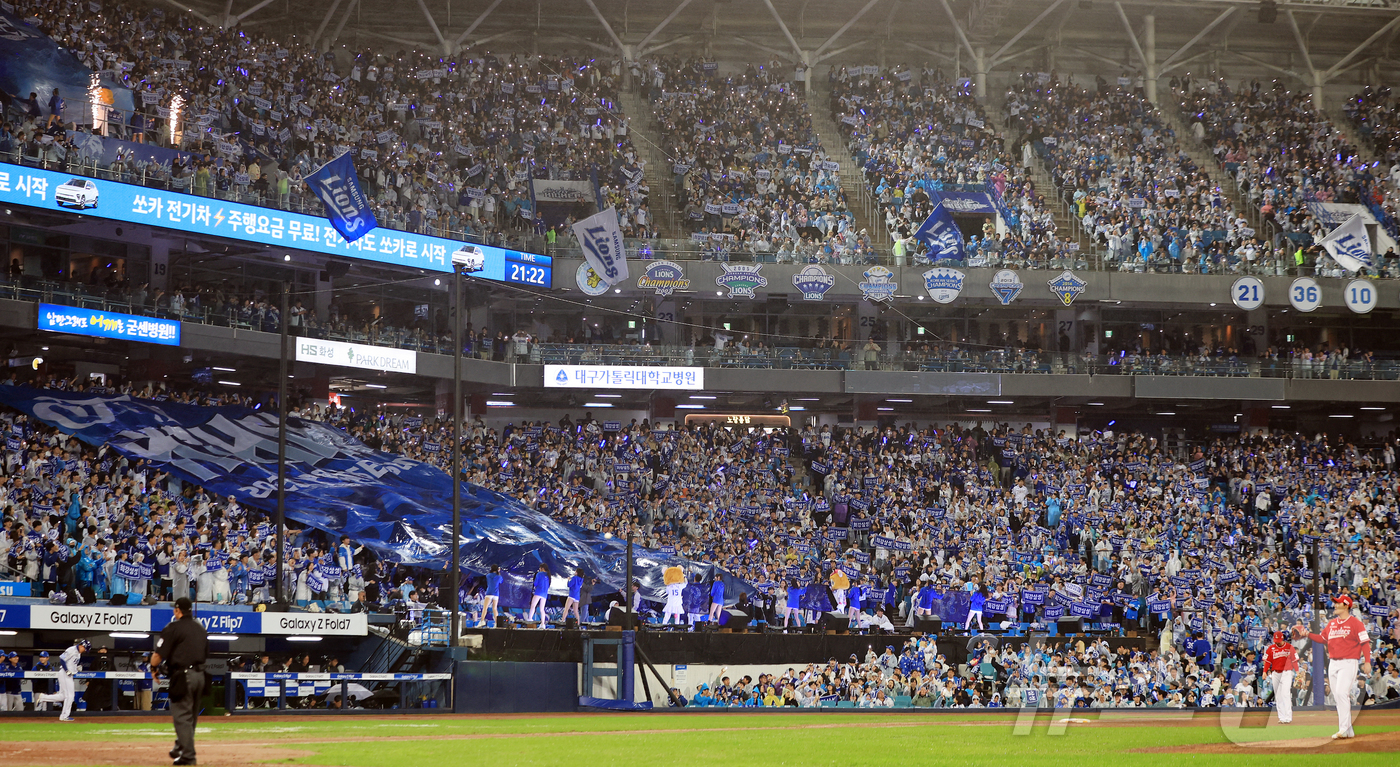 (대구=뉴스1) 김진환 기자 = 13일 오후 대구 삼성라이온즈파크에서 열린 프로야구 2025 신한 SOL뱅크 KBO 준플레이오프 3차전 SSG 랜더스와 삼성 라이온즈의 경기, 3루 …