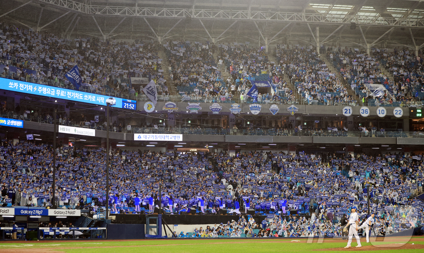 (대구=뉴스1) 김진환 기자 = 13일 오후 대구 삼성라이온즈파크에서 열린 프로야구 2025 신한 SOL뱅크 KBO 준플레이오프 3차전 SSG 랜더스와 삼성 라이온즈의 경기, 3루 …