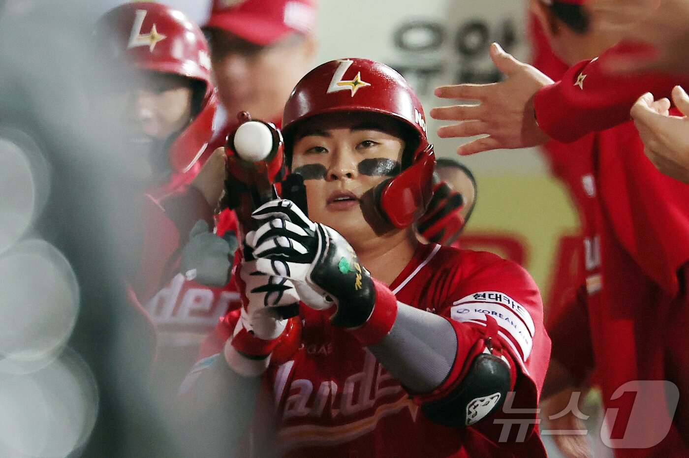 본문 이미지 - 13일 오후 대구 삼성라이온즈파크에서 열린 프로야구 2025 신한 SOL뱅크 KBO 준플레이오프 3차전 SSG 랜더스와 삼성 라이온즈의 경기, SSG 고명준이 9회초 무사 1루 상황 투런홈런을 친 뒤 더그아웃에서 세리머니를 하고 있다. 2025.10.13/뉴스1 ⓒ News1 김진환 기자