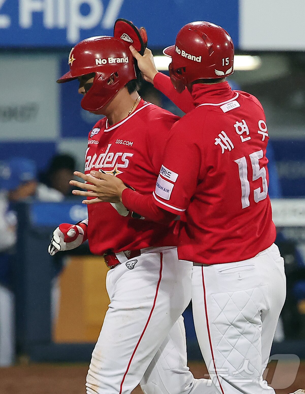 본문 이미지 - 13일 오후 대구 삼성라이온즈파크에서 열린 프로야구 2025 신한 SOL뱅크 KBO 준플레이오프 3차전 SSG 랜더스와 삼성 라이온즈의 경기, SSG 고명준이 9회초 무사 1루 상황 투런홈런을 친 뒤 채현우의 축하를 받고 있다. 2025.10.13/뉴스1 ⓒ News1 김진환 기자